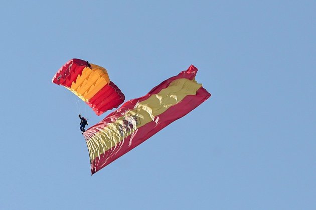 desfile 12O bandera paracaidista - EFE
