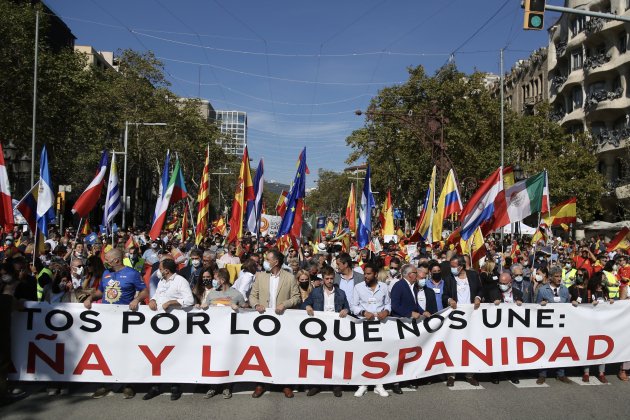 cabecera manifestacion unionista paseo de gracia, 12-O, día de la hispanidad - Montse Giralt