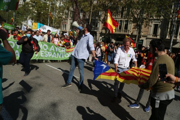 Directo, Portavoz de Vox en el parlament, Joan Garriga, Mani unionista, Vox, cortan estelada, paseo de gracia - Montse Giralt