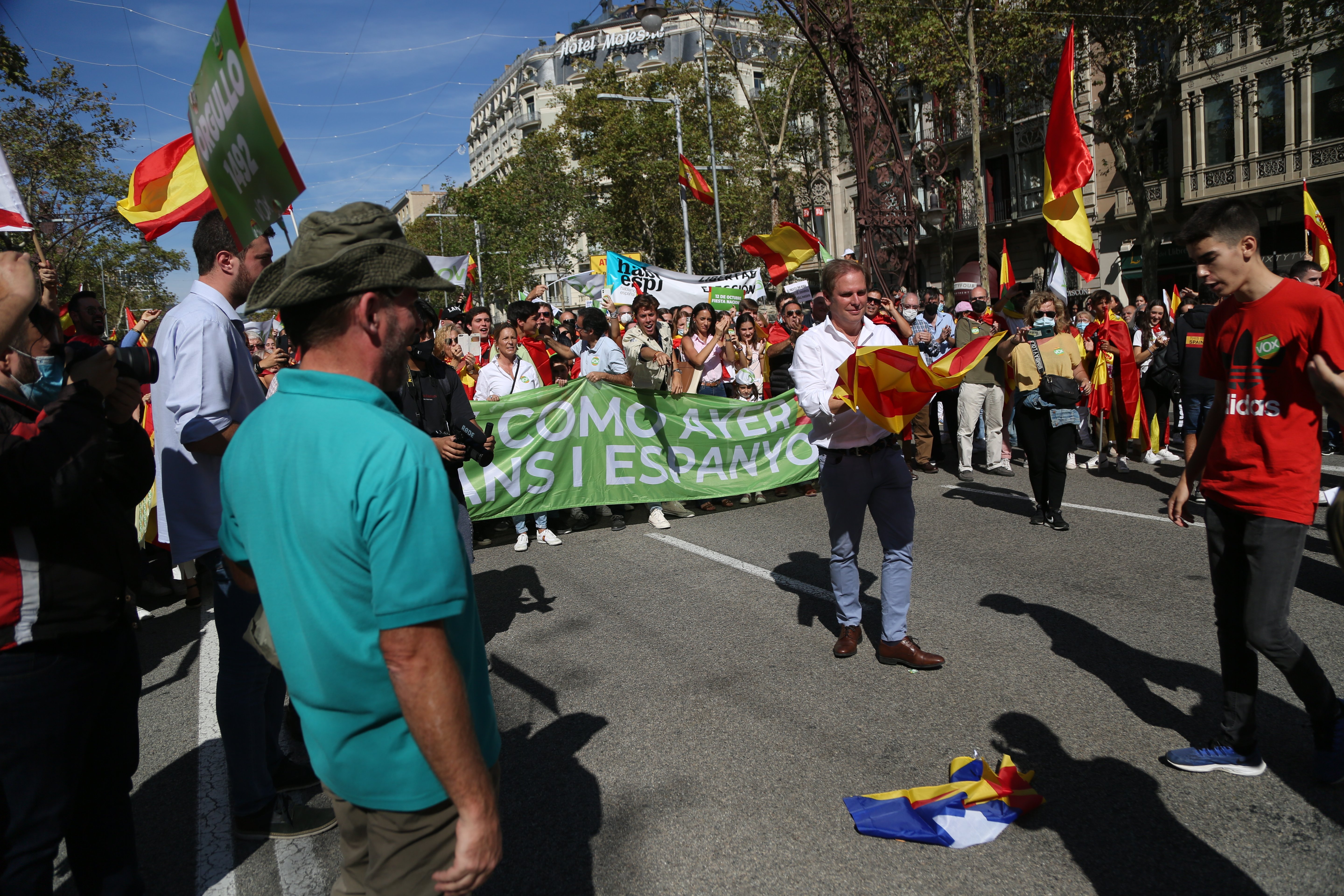 Portavoz de Vox en el parlamento, Joan Garriga, Mande unionista, Vox, cortan estelada|estrellas, paseo de gracia - Montse Giralt