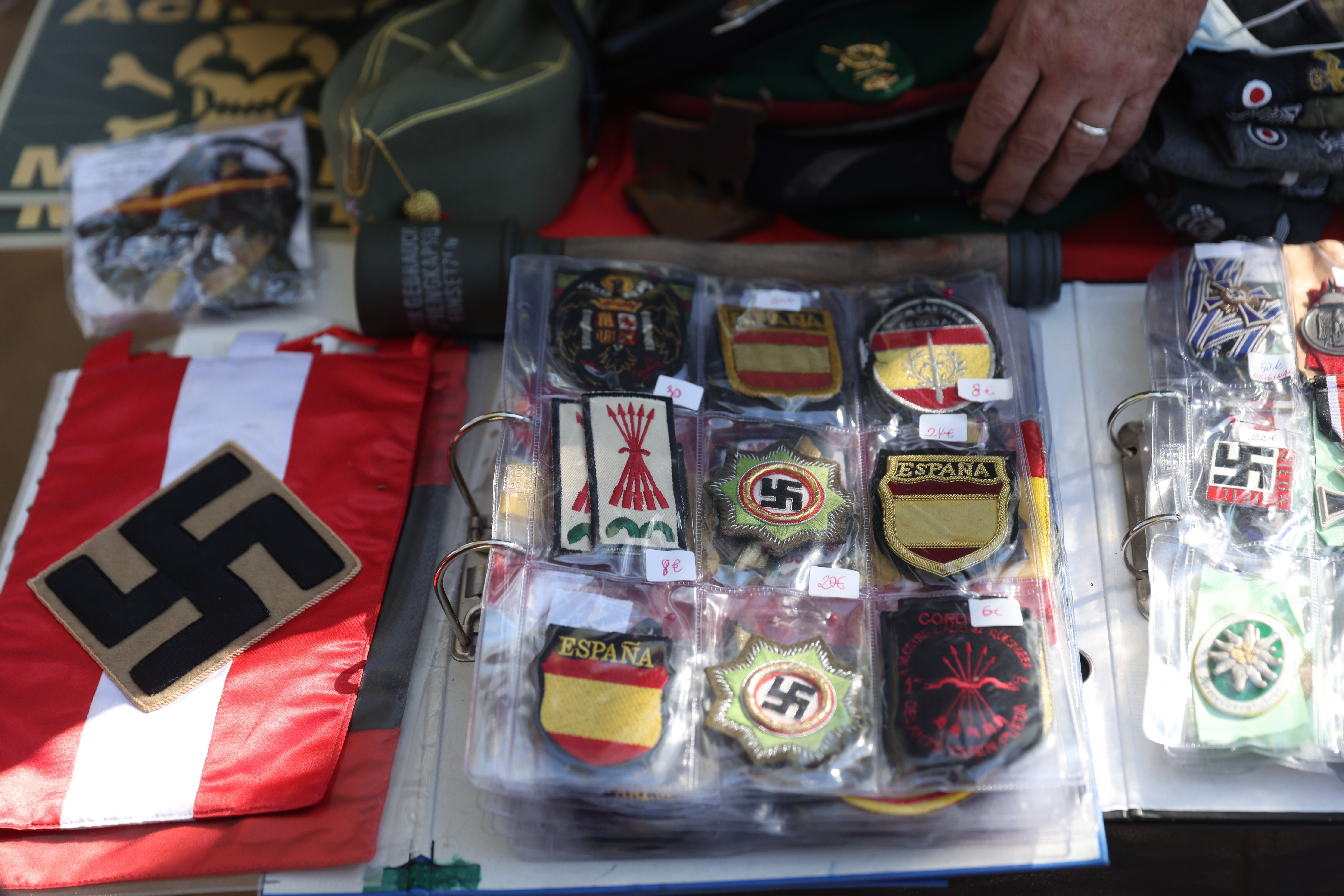 Manifestación ultra plaza sant jordi de Montjuic, objetos de ultraderecha y nazis 12-O - Sergi Alcàzar