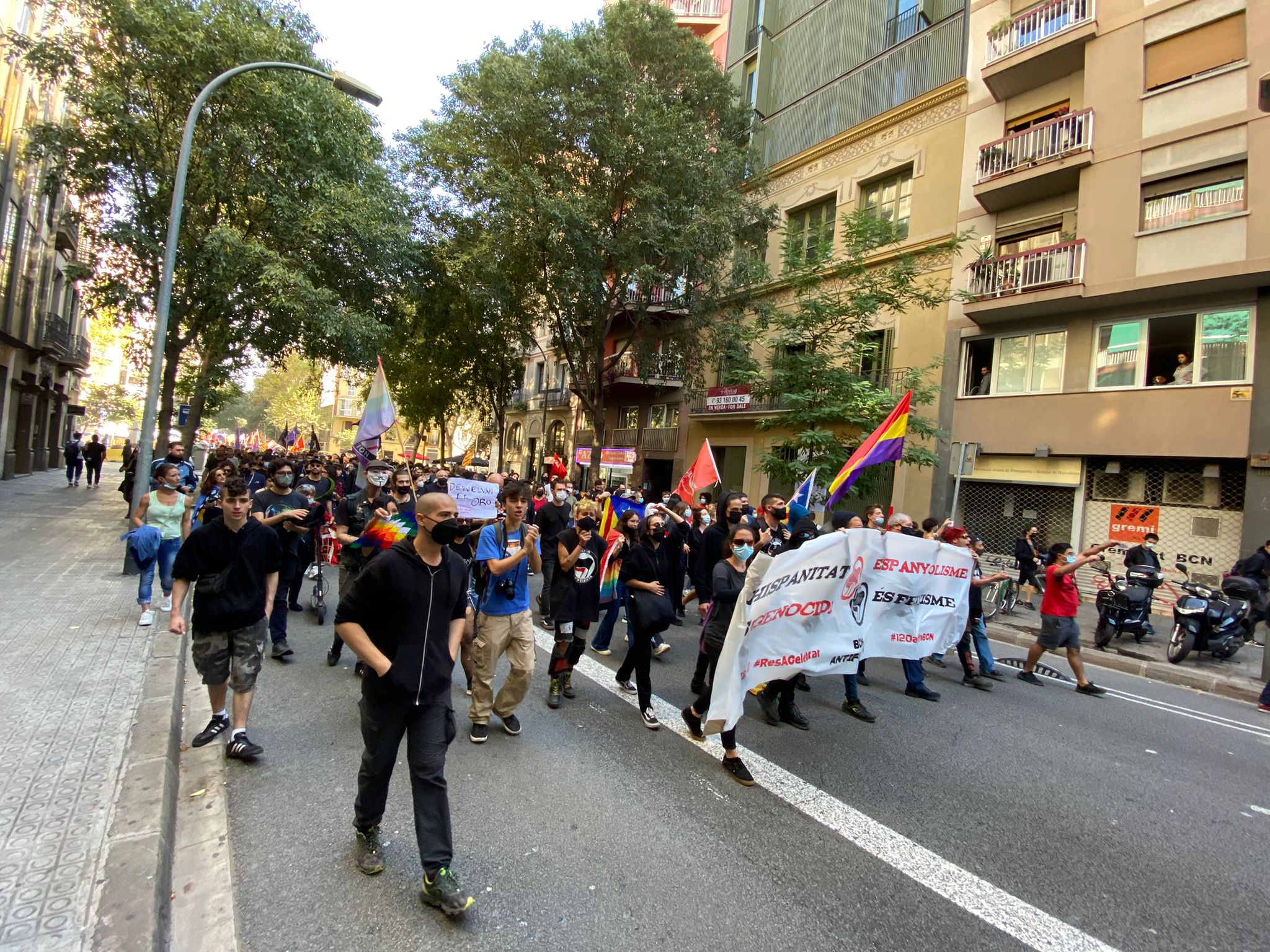 Los antifascistas se manifiestan contra el 12-O encapsulados por los Mossos