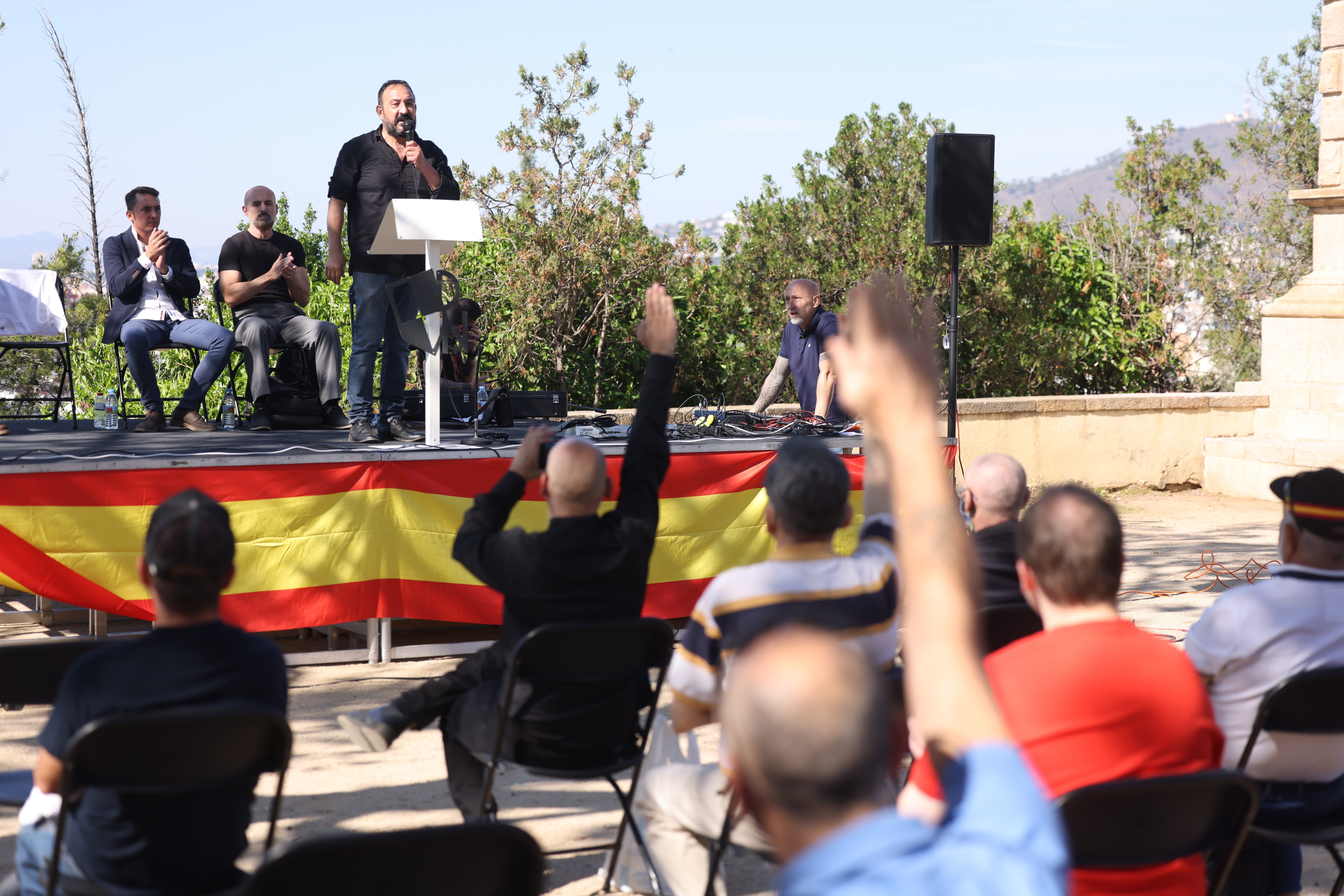 manifestacion ultra en la plaça Sant Jordi, montjuic, saludos fascistas, discurso - Sergi Alcàzar