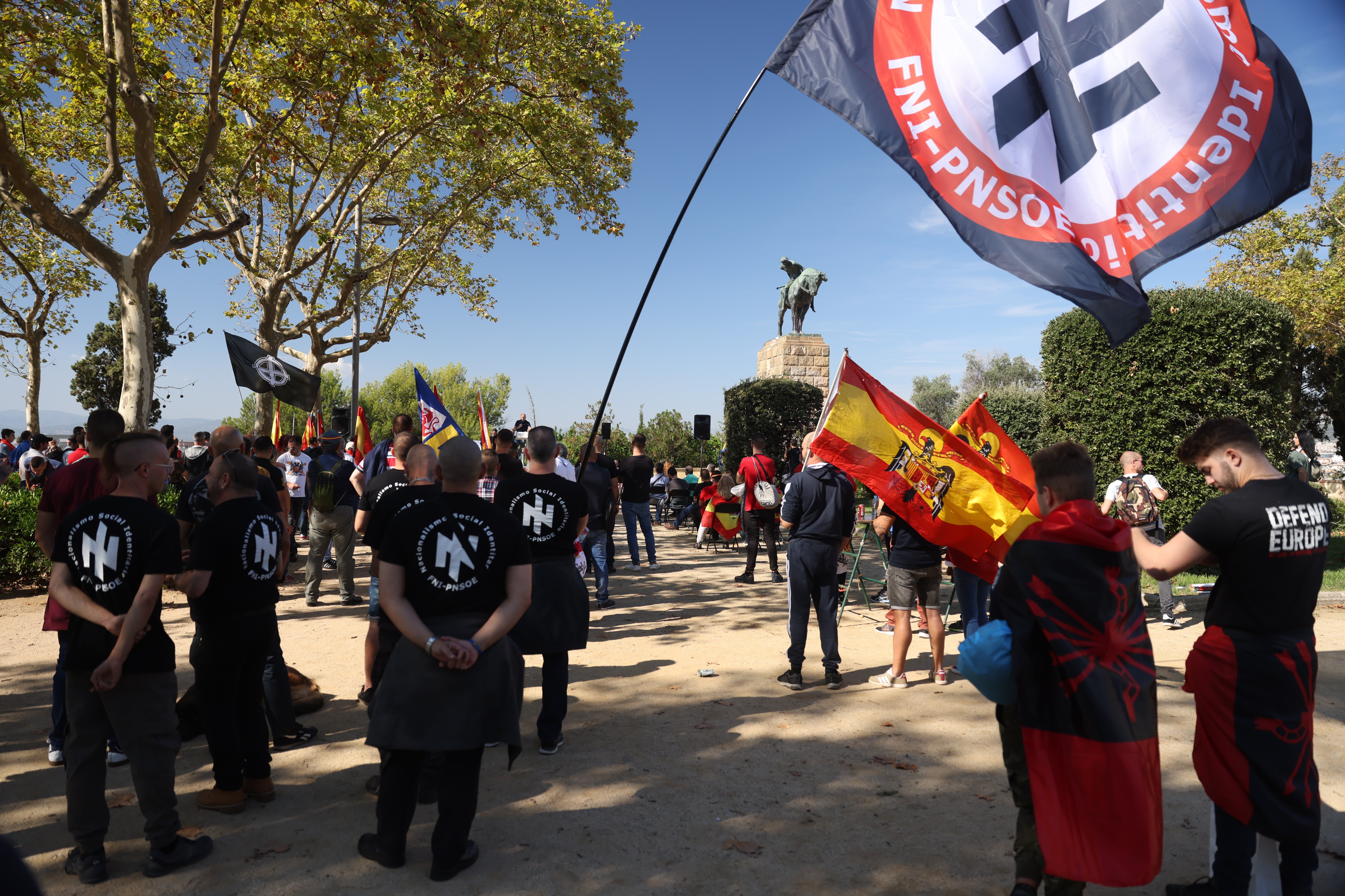 Grupo del FNI, banderas España aguila, manifestacion ultra en la plaça Sant Jordi, montjuic, saludos fascistas, discurso - Sergi Alcàzar