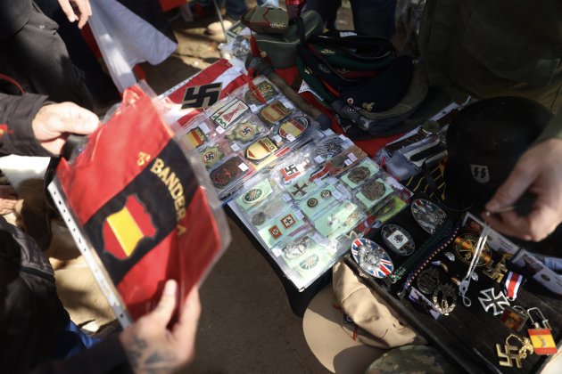 manifestacion ultra en la plaça Sant Jordi, montjuic, objetos nazis y fascistas - Sergi Alcàzar