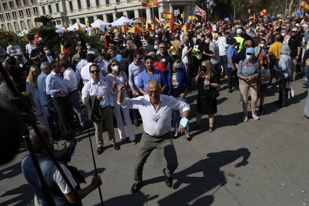 Directo Josep Bou, PP, bailando en la concentración unionista en Plaça Catalunya - Montse Giralt