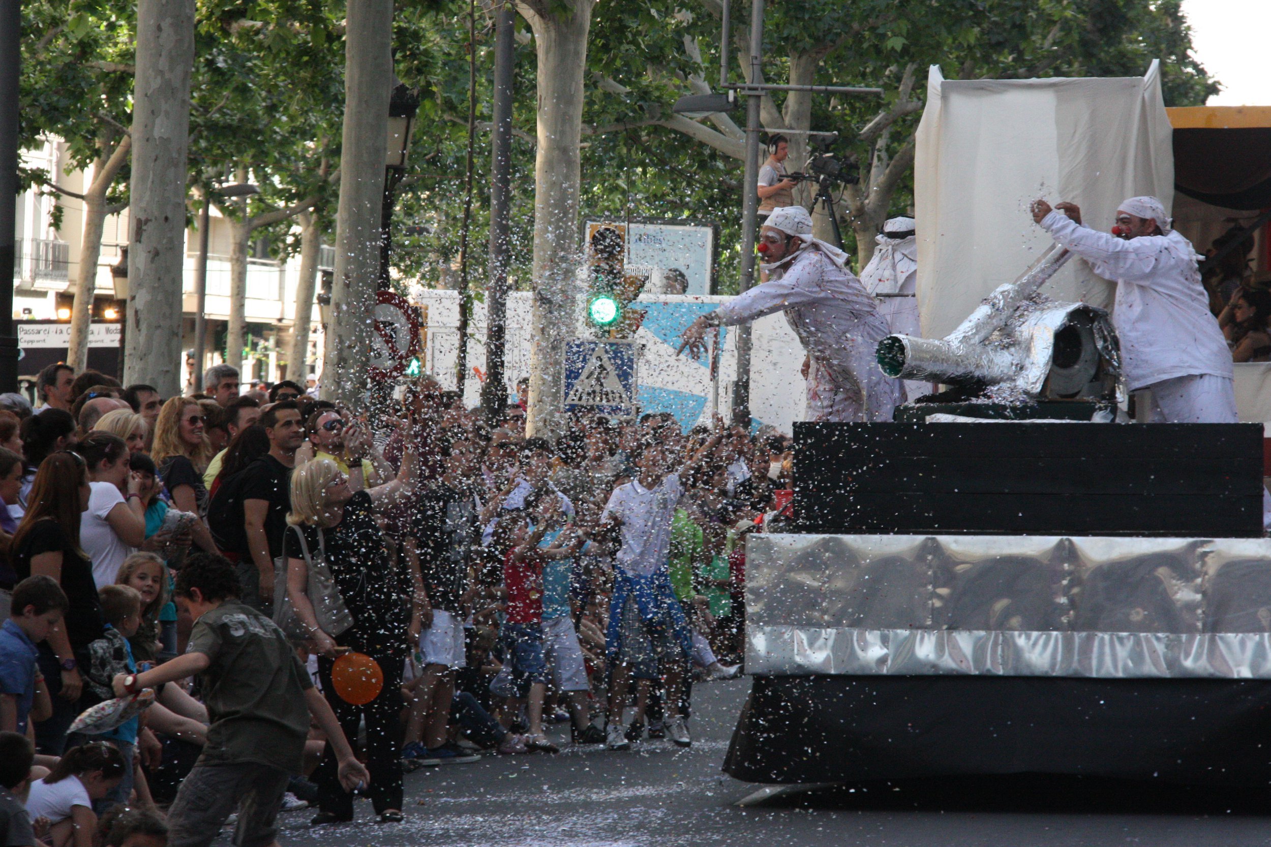 Un niño de 10 años conduce un tractor en un desfile de Lleida