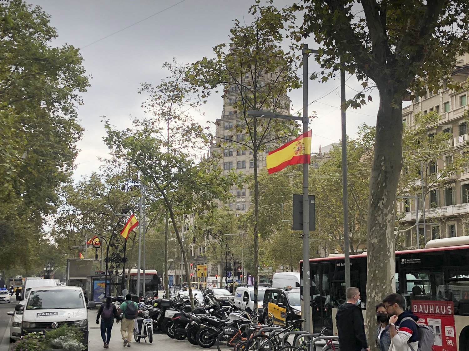 Indignació per la presència de banderes espanyoles del 12-O a passeig de Gràcia