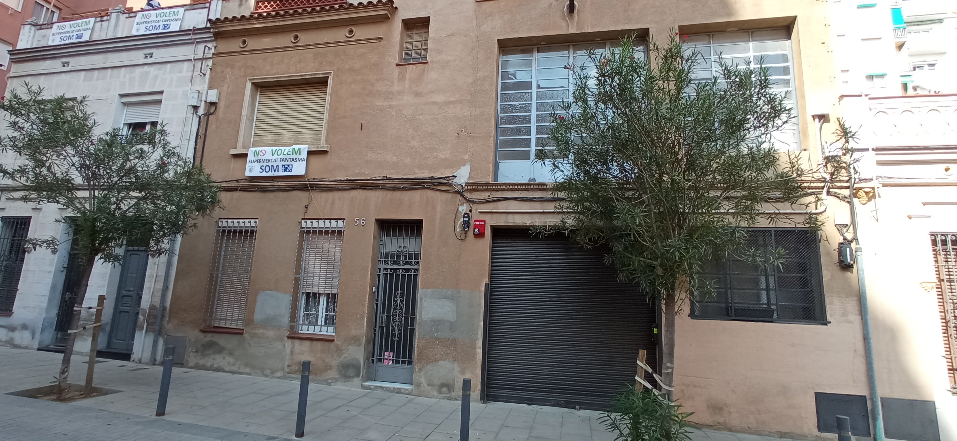 Un passatge de les Corts es mobilitza contra un supermercat-fantasma