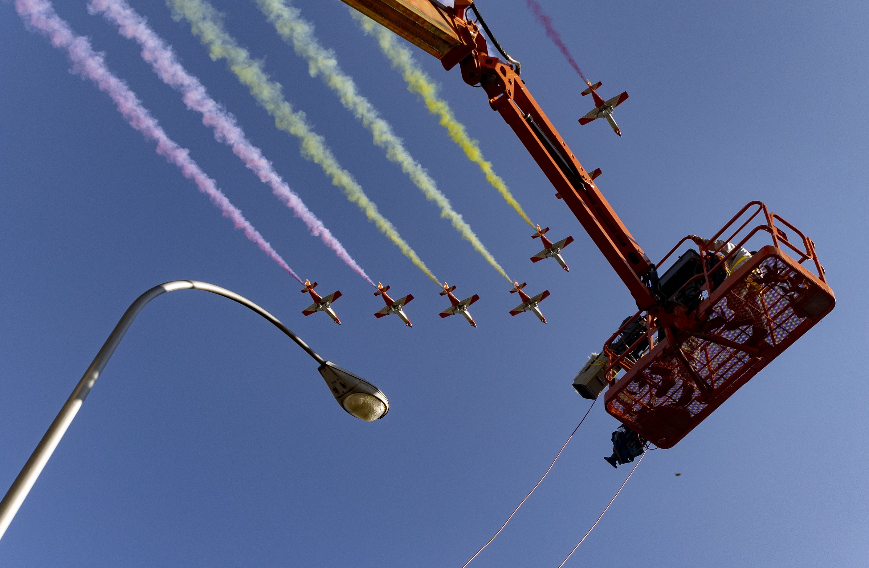 EuropaPress 4000499 patrulla aguila dibuja bandera espana cielo madrid terminar desfile militar