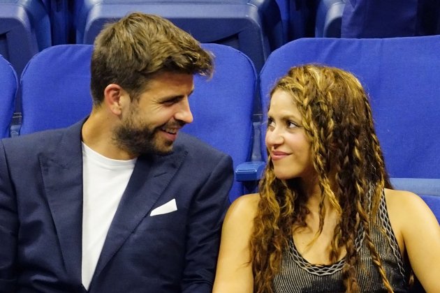 shakira i gerard piqué es miren gtres