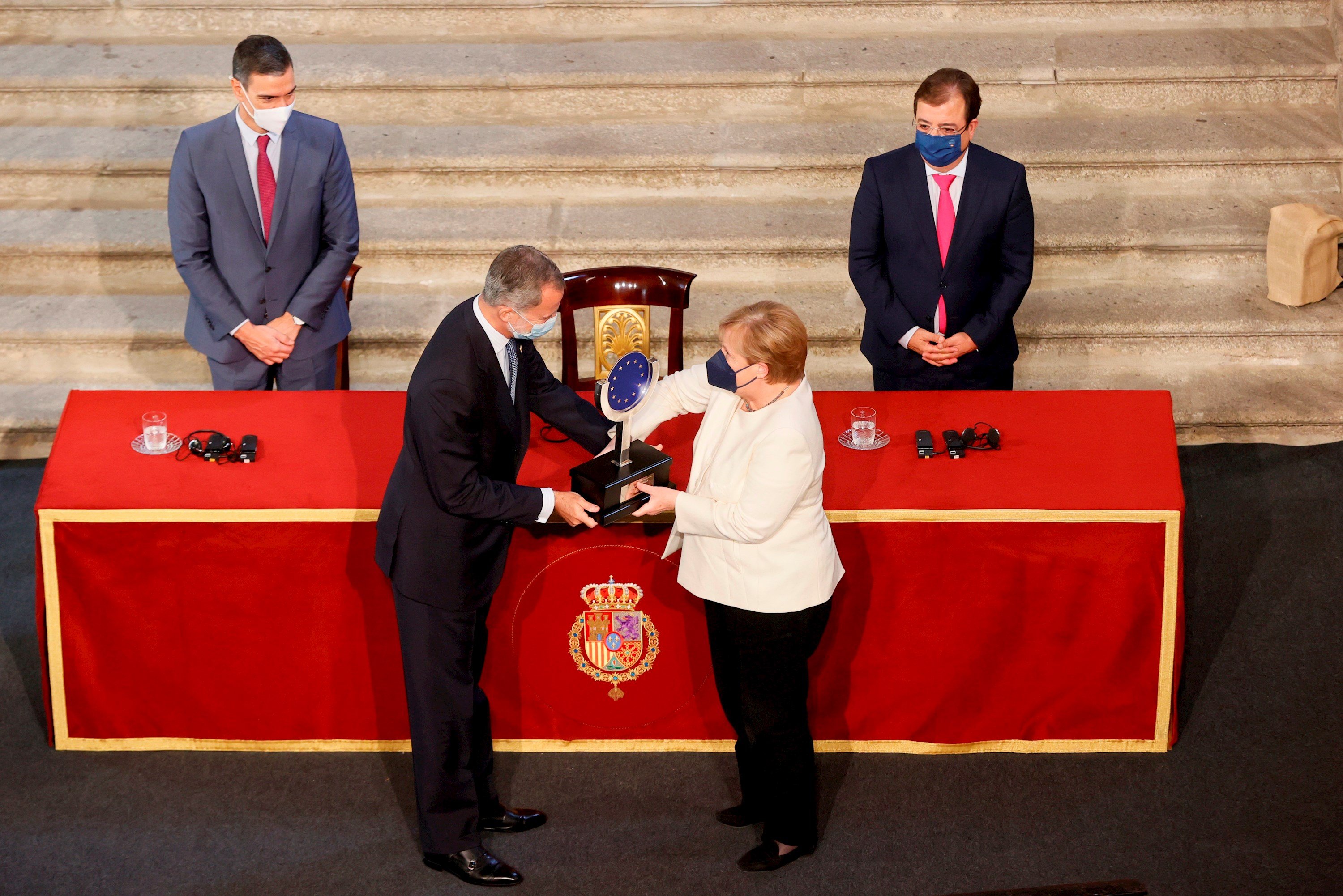 El president del govern, Pedro Sánchez, Angela Merkel amb el rei Felip VI, lliura premis Carles V, Cuacos de Yuste, Càceres - Efe