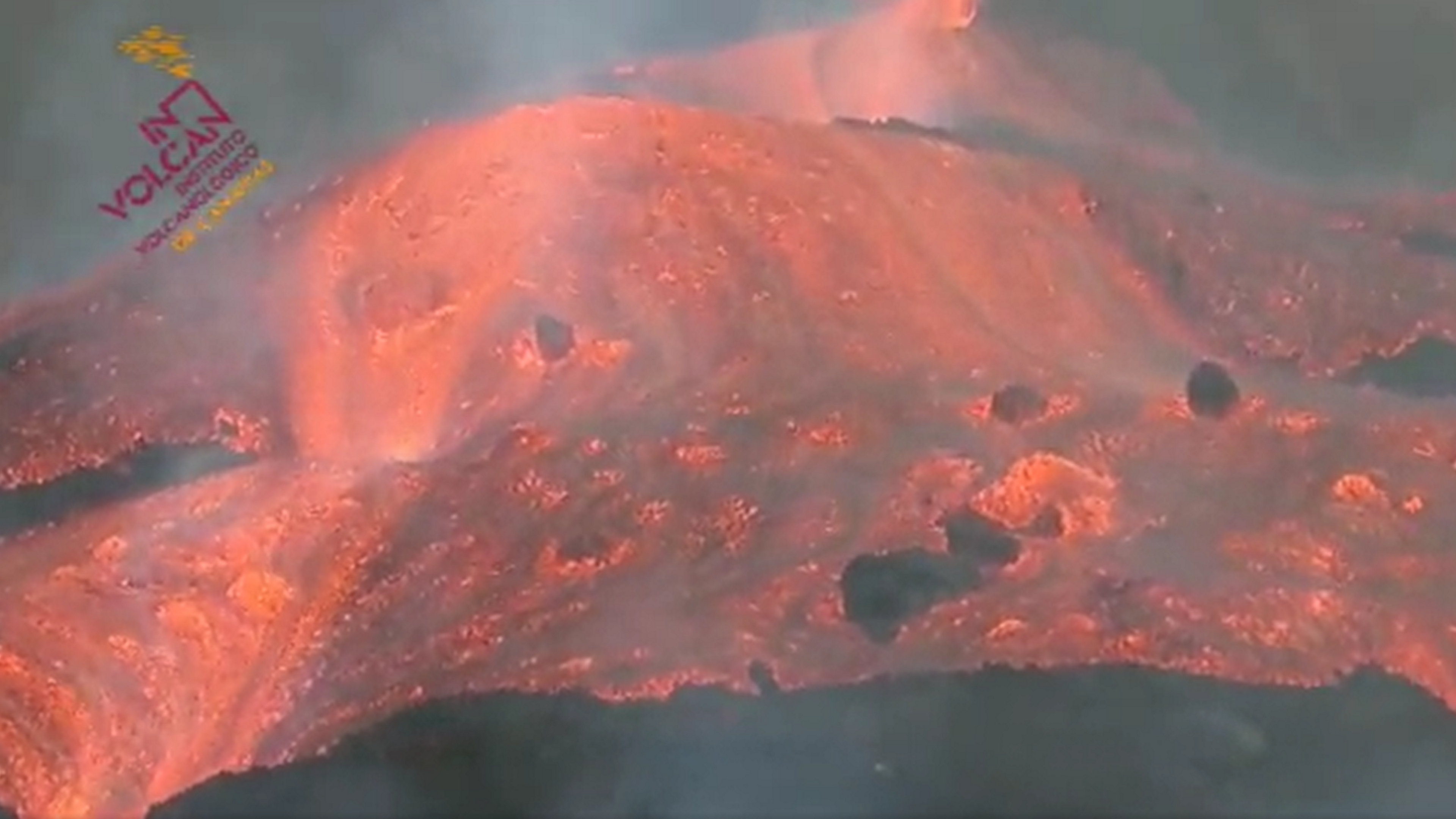 La colada de lava del volcán de La Palma se desborda del cono principal