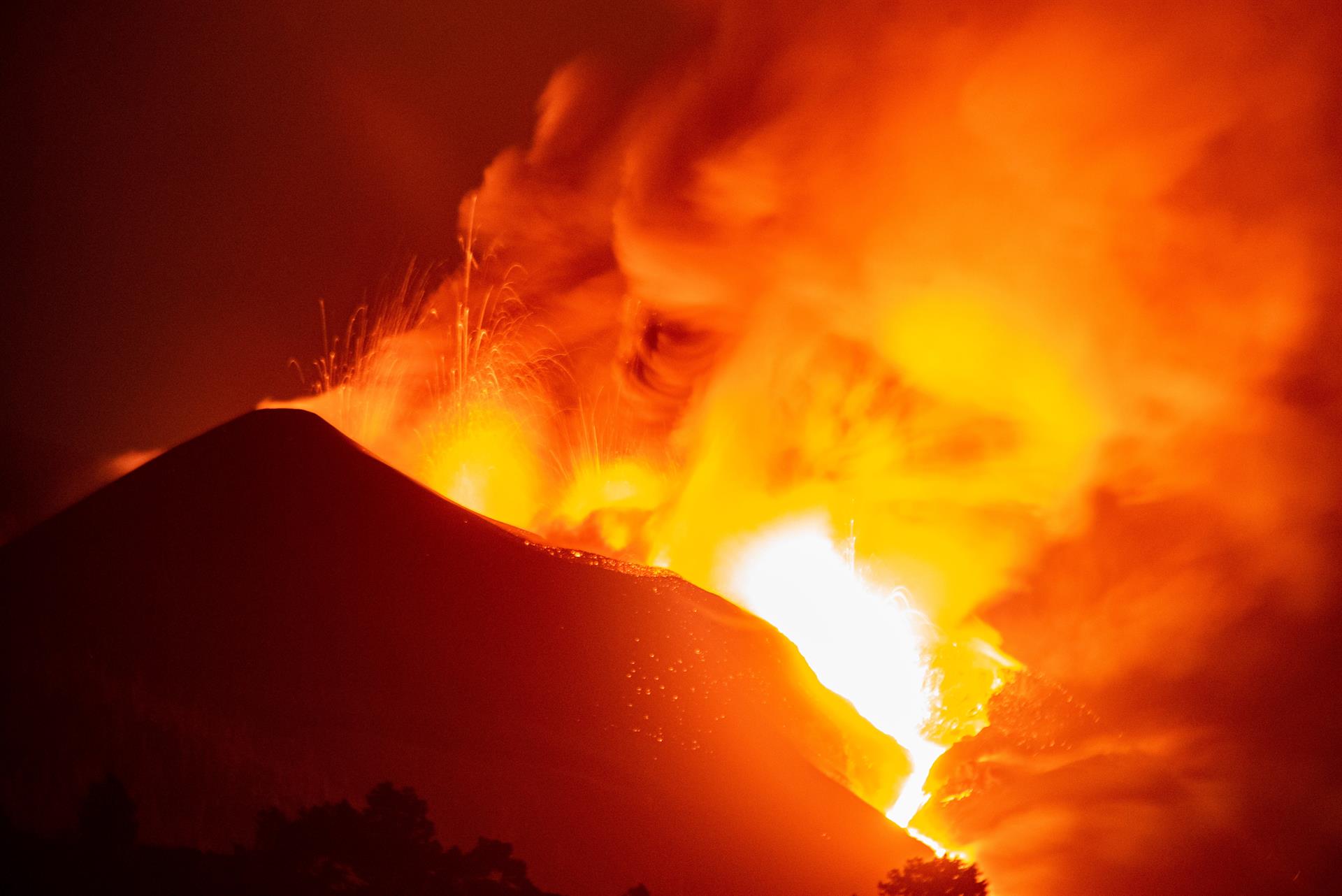 volcan la palma erupcion lava cumbre vieja / efe 