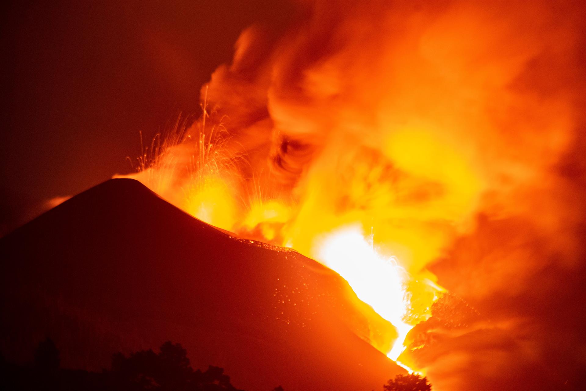 El volcán coge velocidad en La Palma: tsunamis de lava