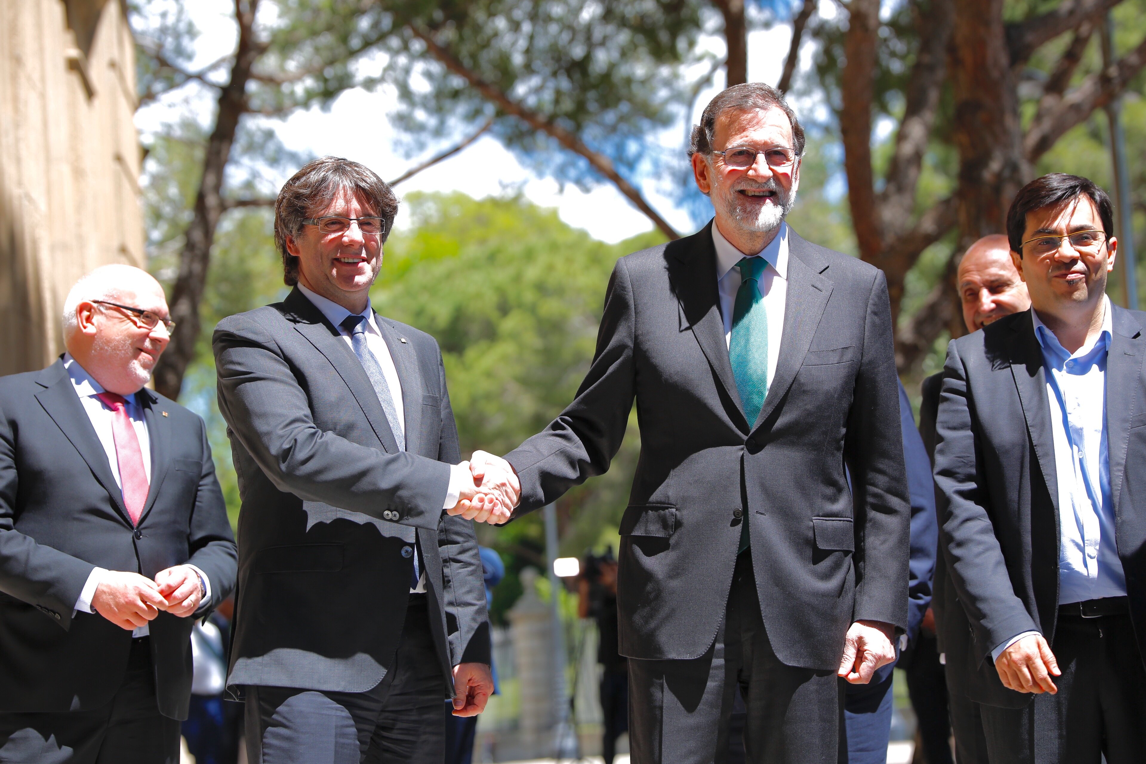 Vídeo: Puigdemont i Rajoy se saluden però no es miren