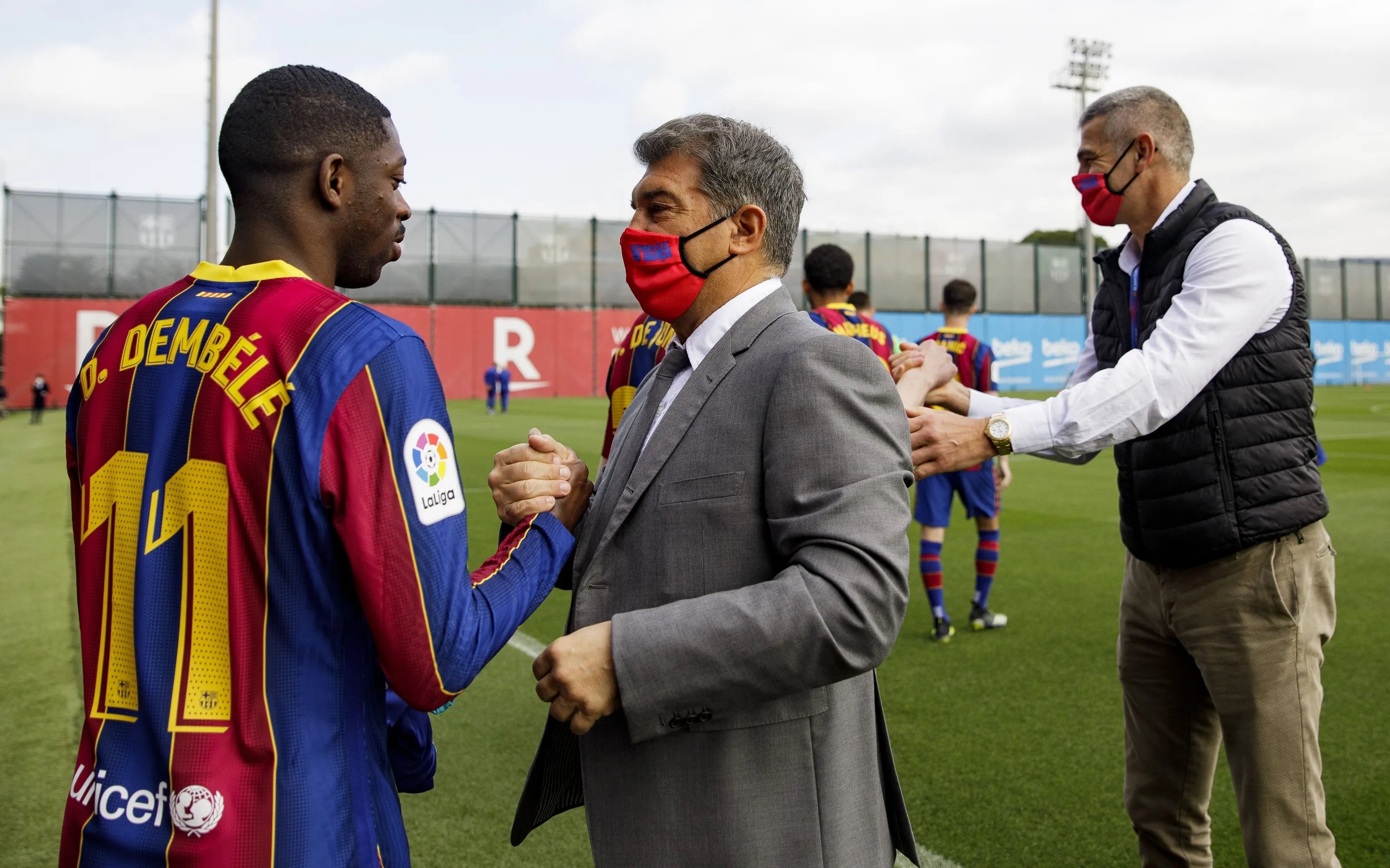 Cerrado, as en la manga de Joan Laporta pilla fuera de juego a Dembélé, nuevo tridente en el Barça