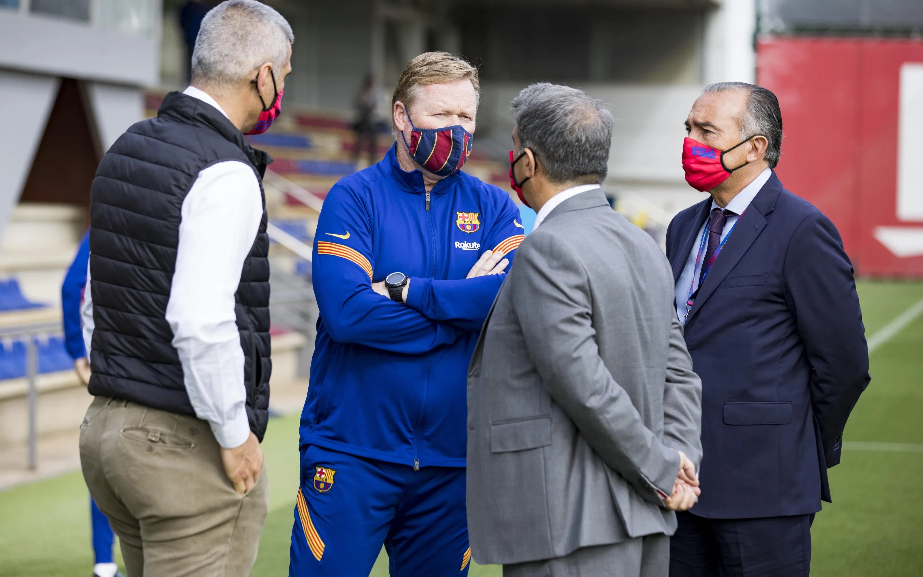 Koeman pidió a Joan Laporta que lo echara del Barça, y ahora lo pillan bebiendo y fumando, y lo expulsan