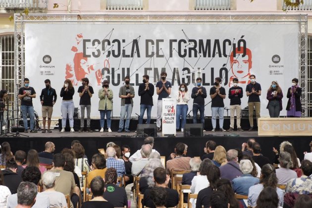 Jóvenes en la presentación de la Escuela de Formación de Òmnium 