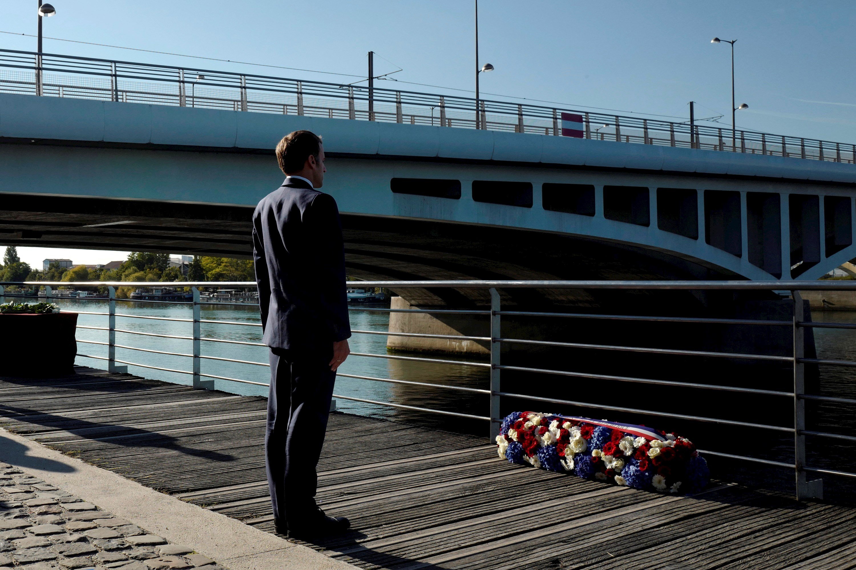 presidente Francia Emmanuel Macron, corona de flores  Puente de Bezons / EFE