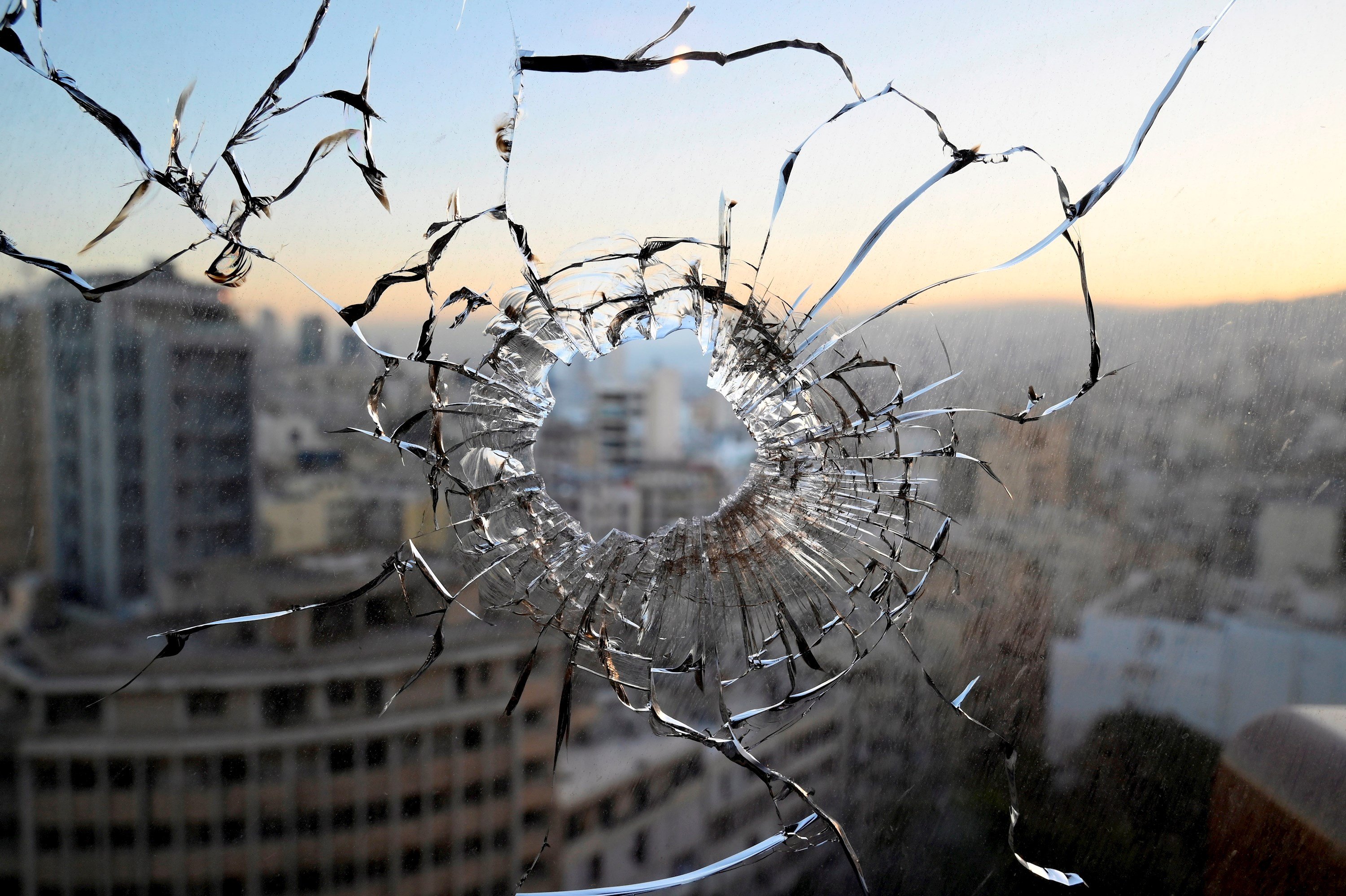 Detalle agujerobala ventana disturbios Beirut, Líbano. chiíes / EFE