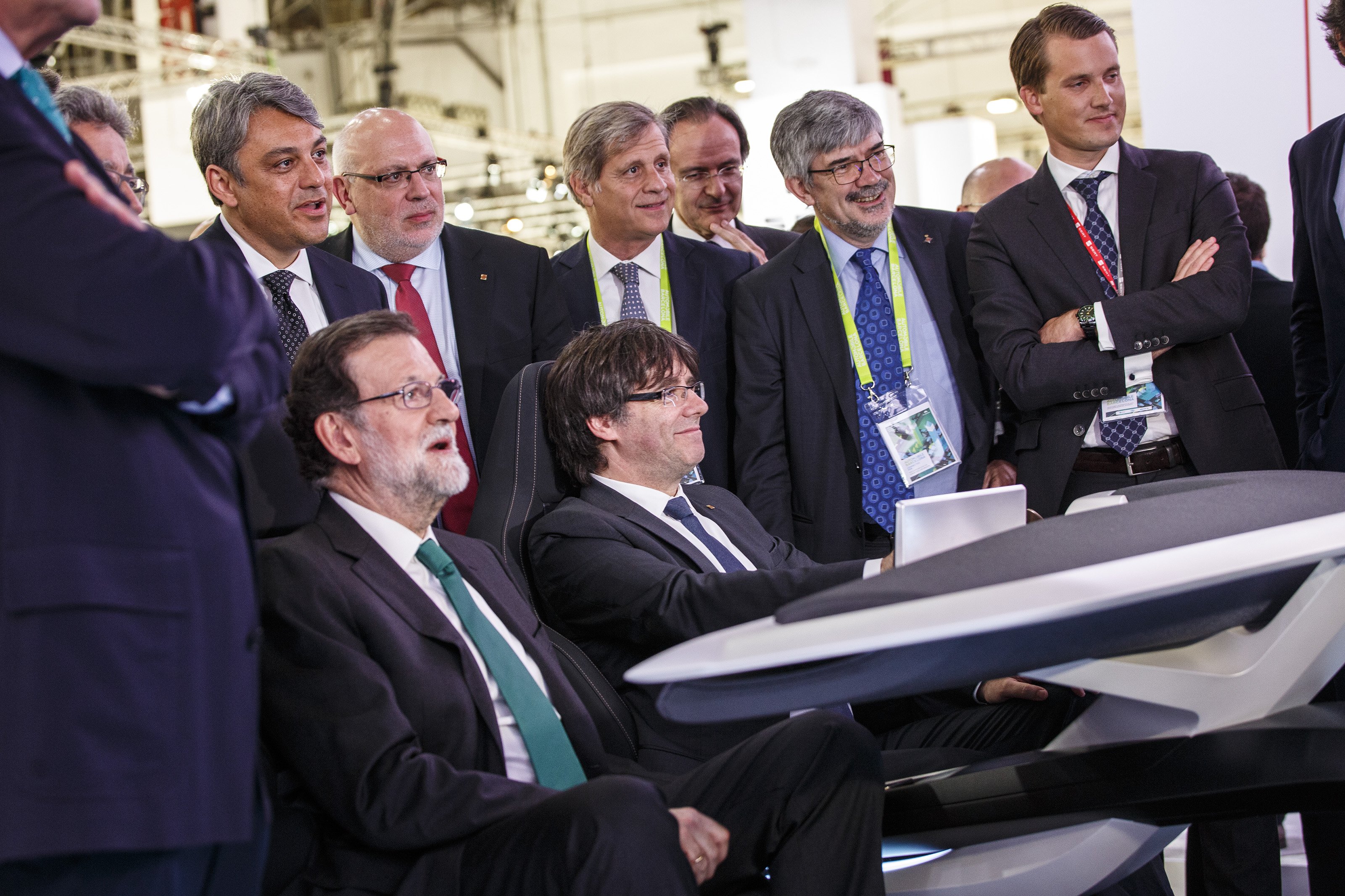 Vídeo: Puigdemont conduce con Rajoy de copiloto el nuevo simulador de SEAT