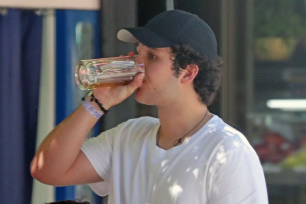 Froilan bebe en una terraza GTRES