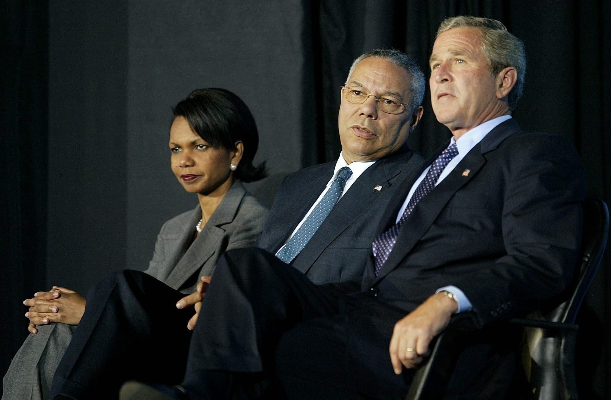George W. Bush cono el secretario de Estado de EE.UU., Colin Powel, y la asesora de seguridad nacional, Condoleezza Rice / EFE