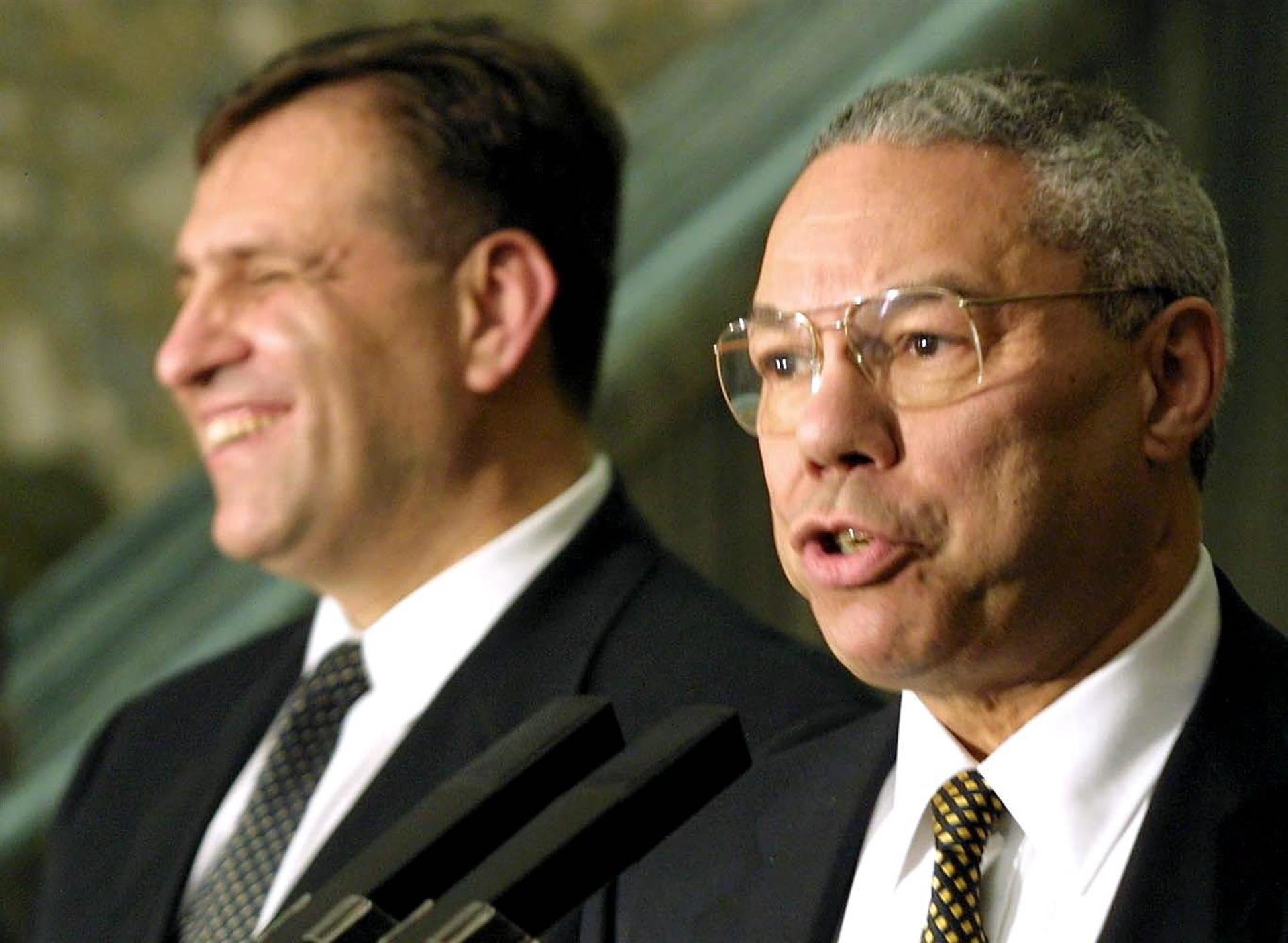 Secretario de Estado de los Estados Unidos, Colin Powell  y el Presidente de Macedonia, Boris Trajkovski 2001 / EFE