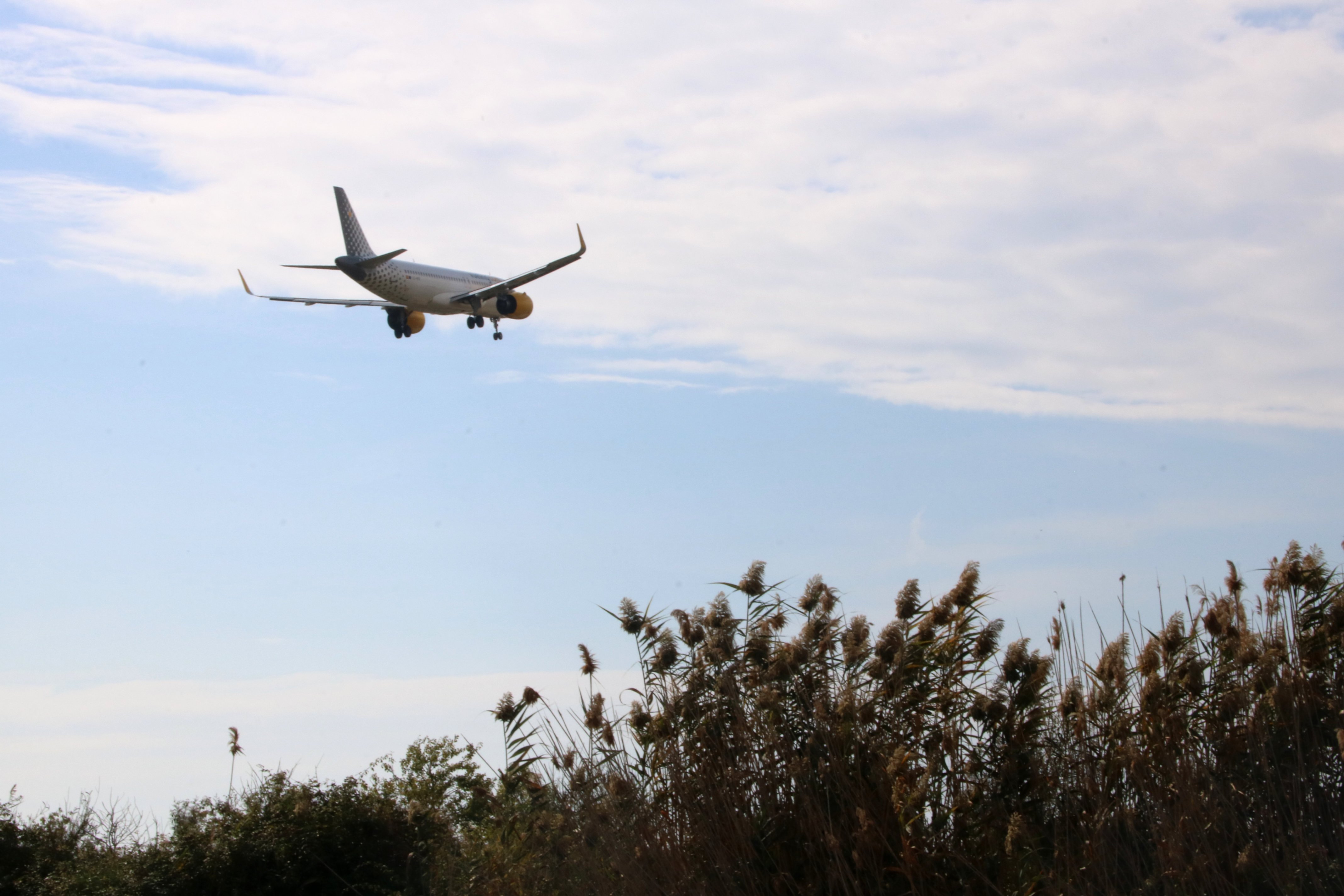 El Parlament apuesta por ampliar el aeropuerto de El Prat con el apoyo de PSC y Junts