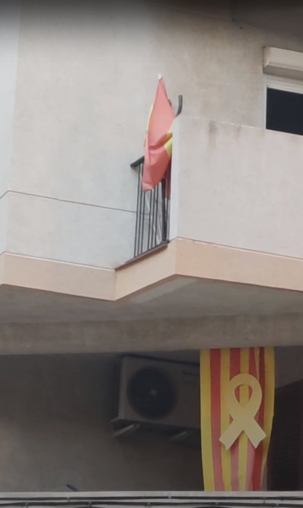 Lazo amarillo bandera y bandera española en Tarragona Youtube