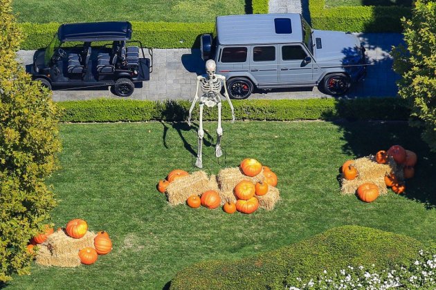 Esqueleto en el jardín de Kylie Jenner