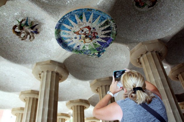 una turista fotografiando los medtallons de Parc Güell / ACN una turista fotografiando los medtallons de Parc Güell / ACN