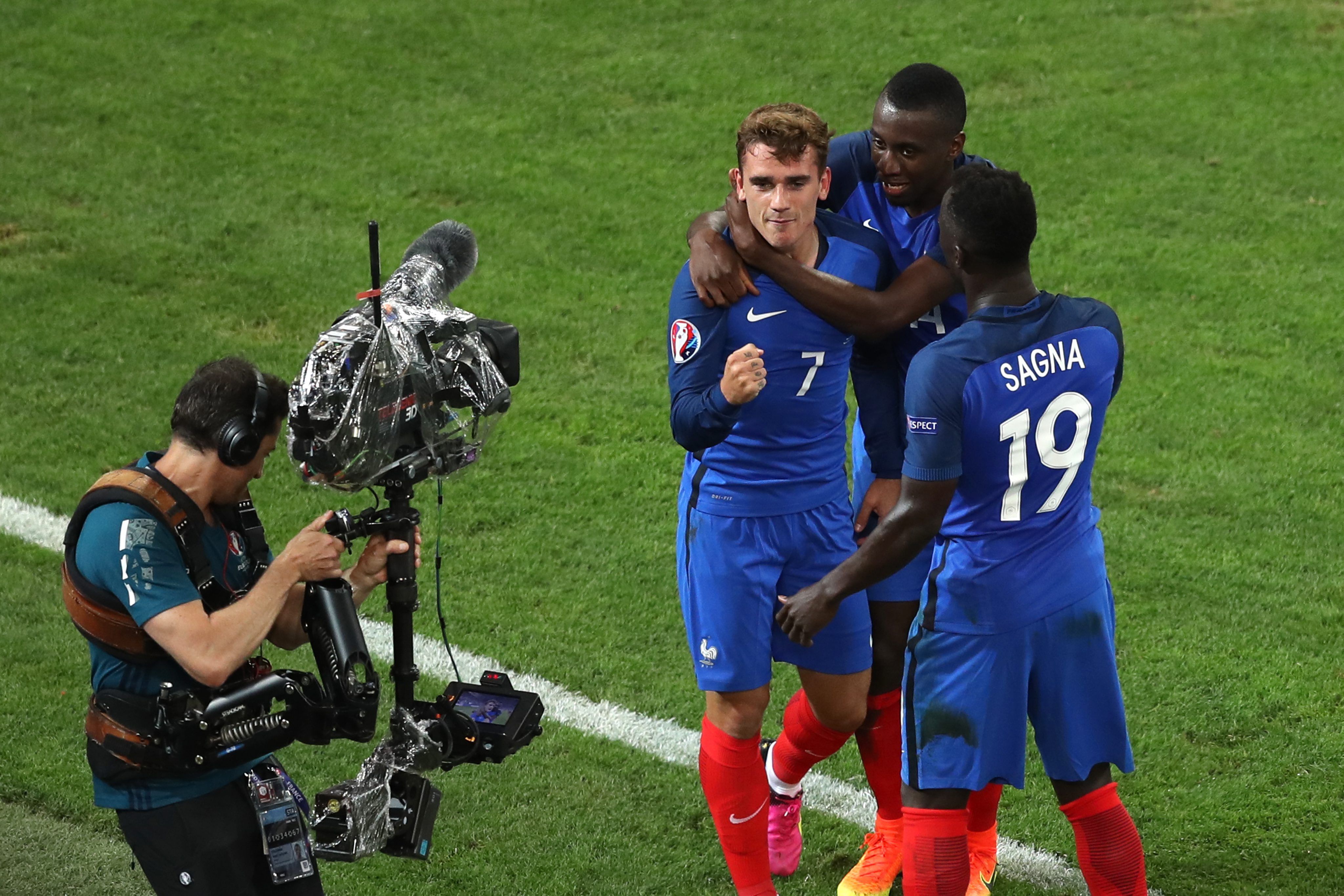 Francia vuelve a sufrir para clasificarse (2-0)