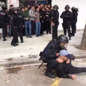 Un mosso que va arrestar un activista acaba investigat per detenció il·legal