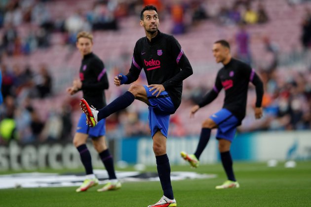 Sergio Busquets calentamiento Barca EFE