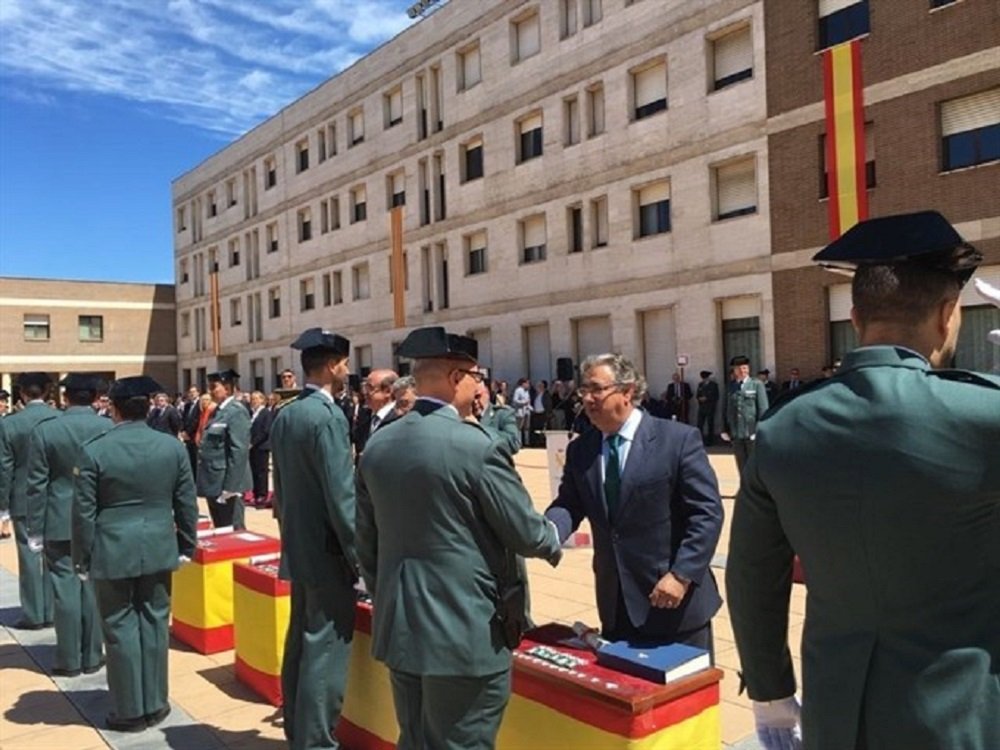 Zoido defiende en Catalunya la Guardia Civil para "afianzar la presencia del Estado"