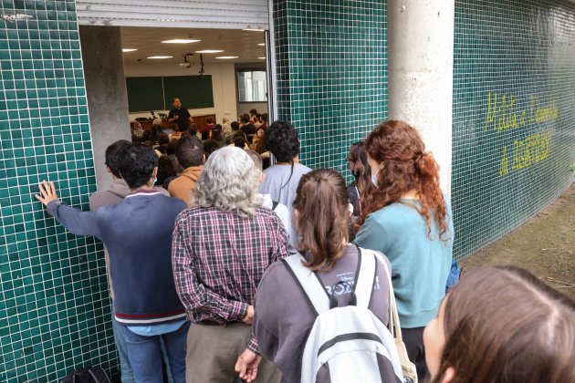 Acto Oriol Junqueras aula UAB represión independentismo, cola puerta clase - Sergi Alcàzar