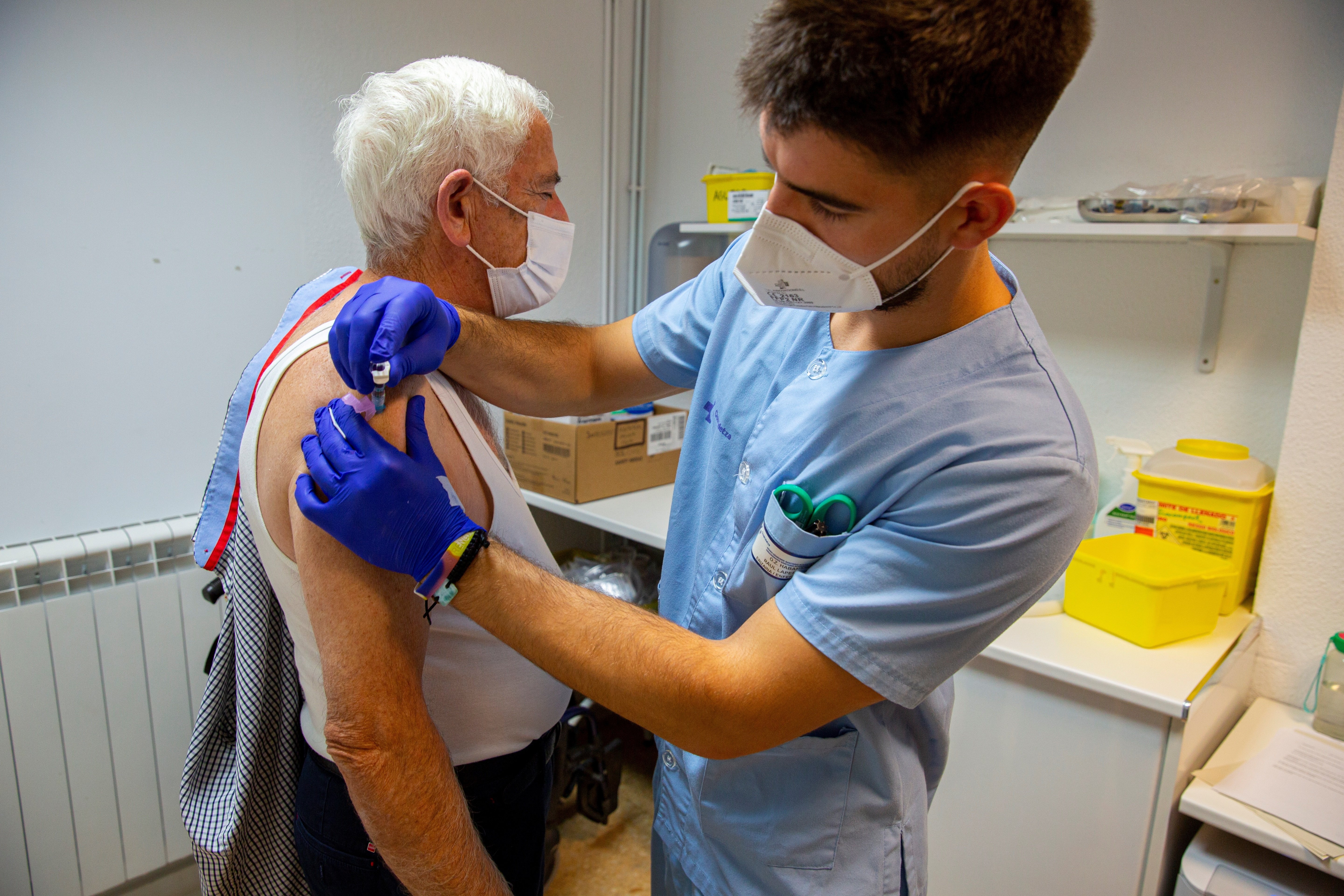 En los EE.UU. ya son más los que reciben una dosis de refuerzo que una primera dosis