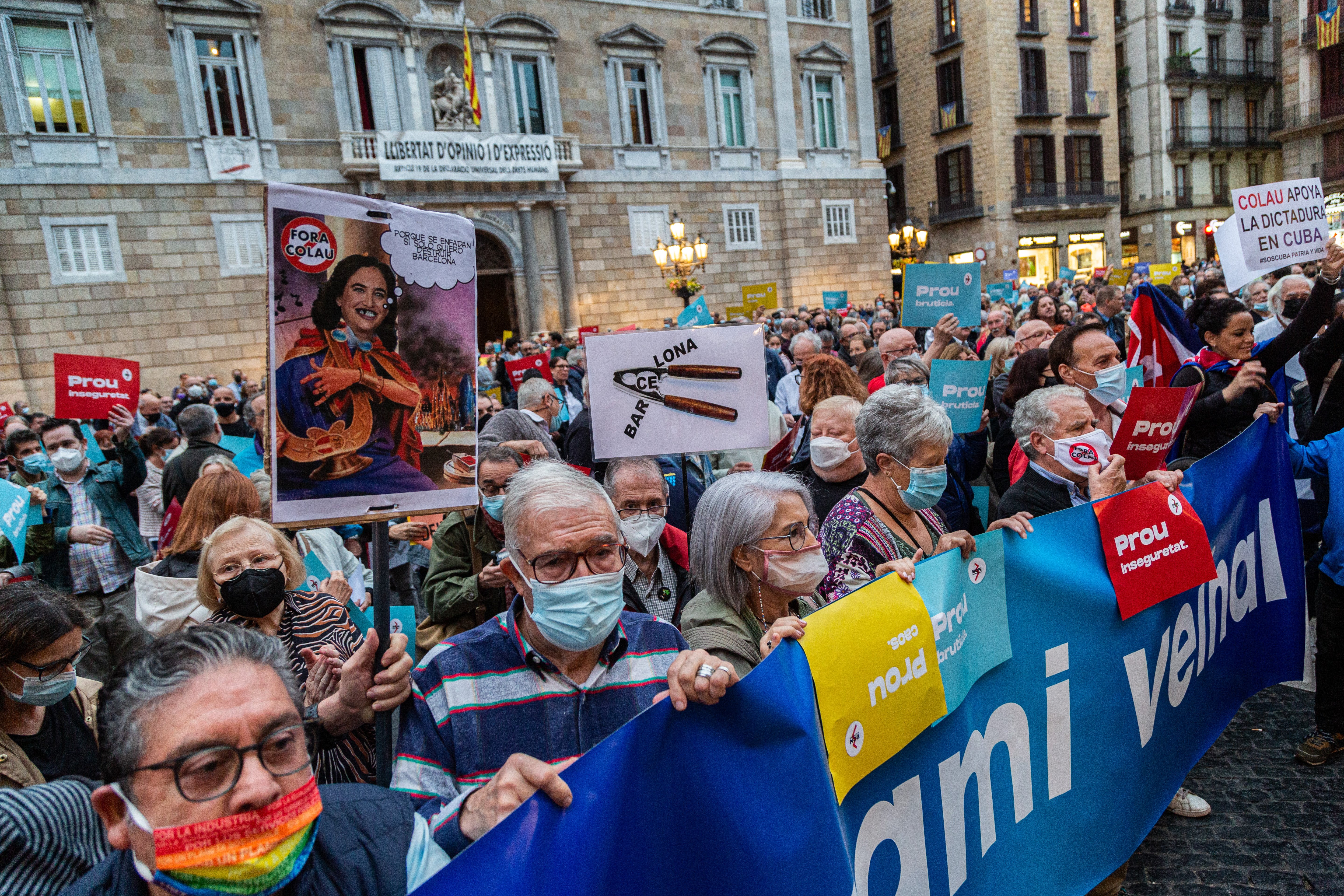 Los manifestantes de Barcelona es Imparable desbordan la convocatoria: "Colau dimisión"