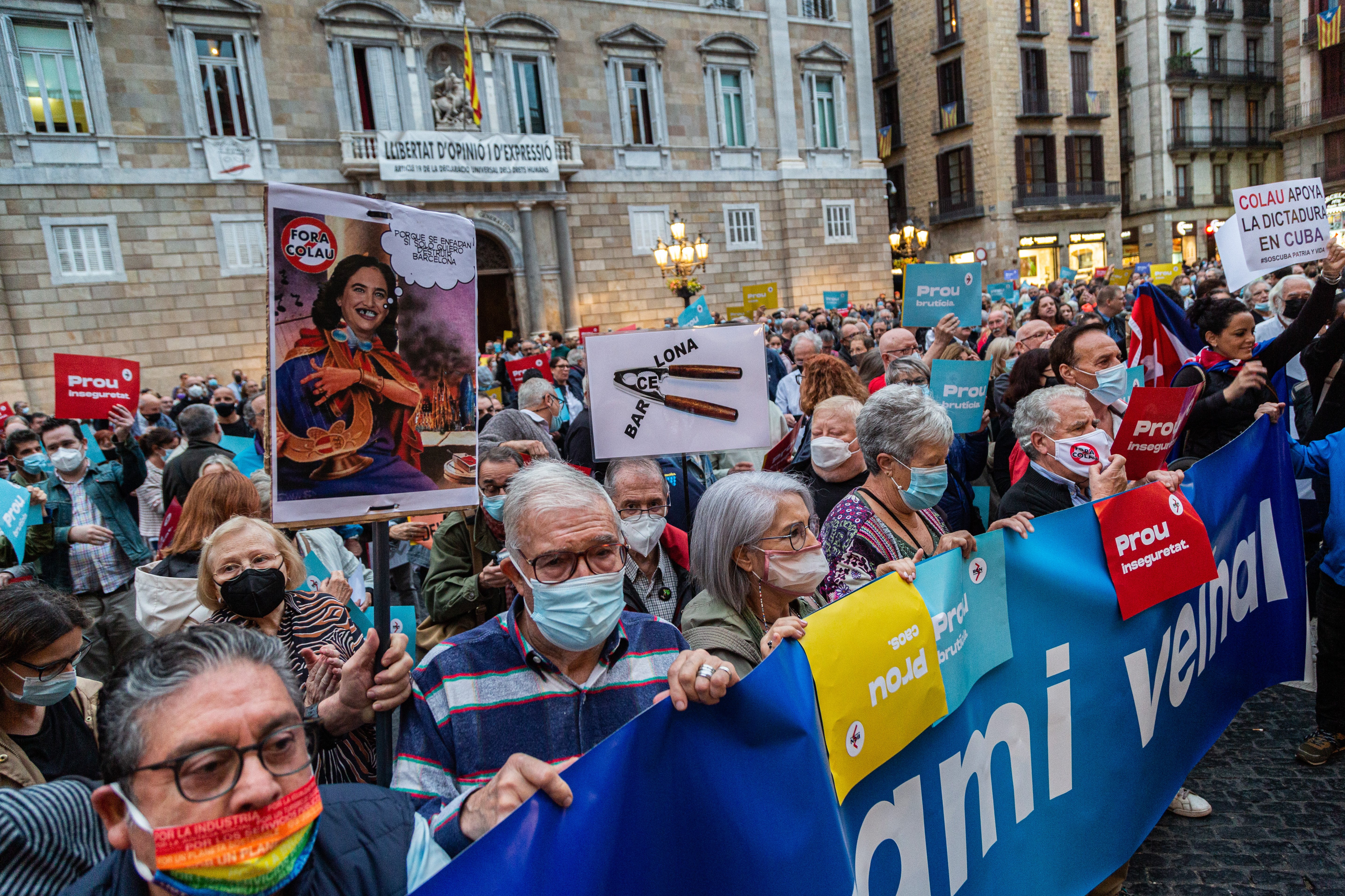 Barcelona is Unstoppable protesters, united in a chant: "Colau, out"