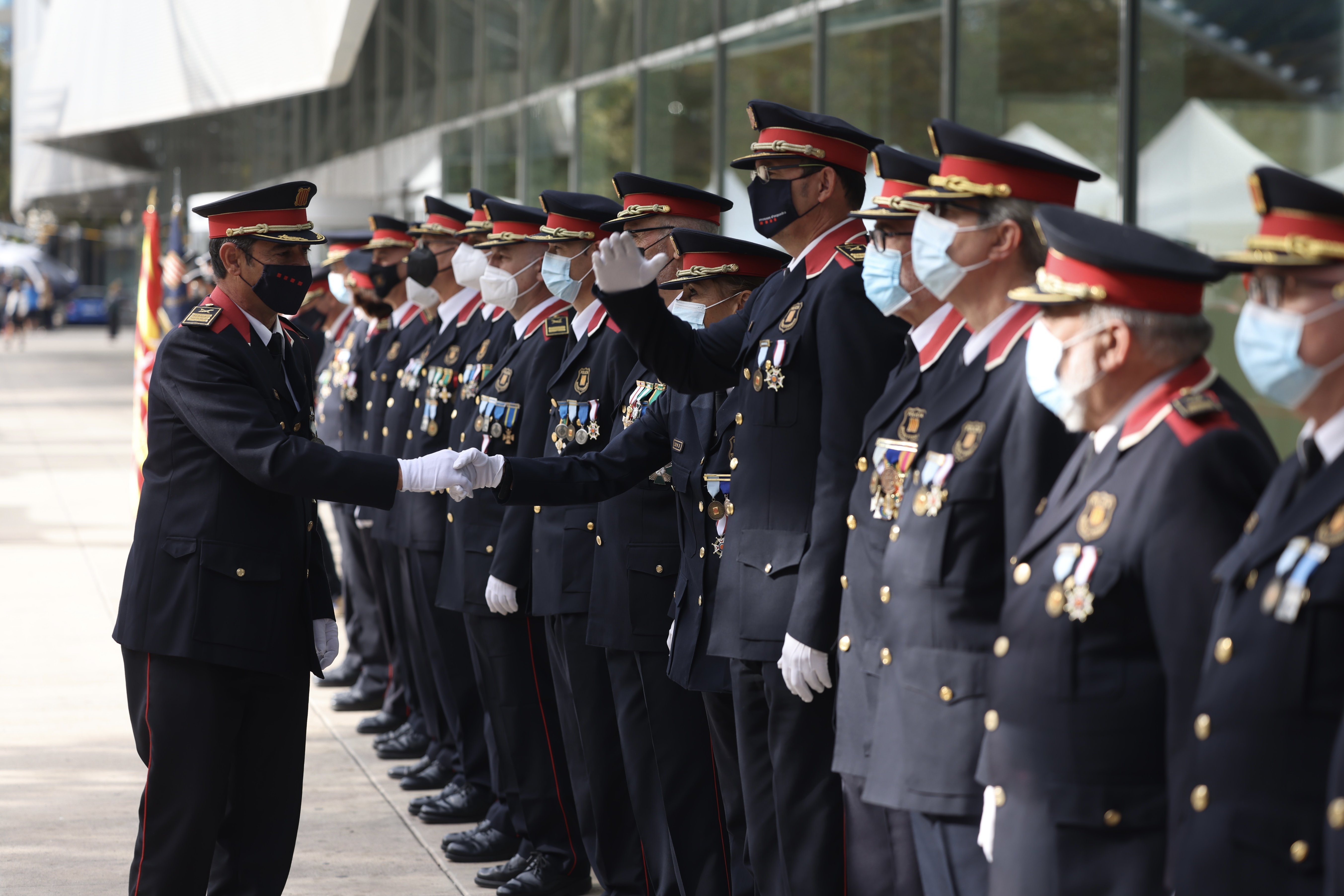 Trapero acomiada el cap de la policia espanyola a Catalunya amb un regal d'honor