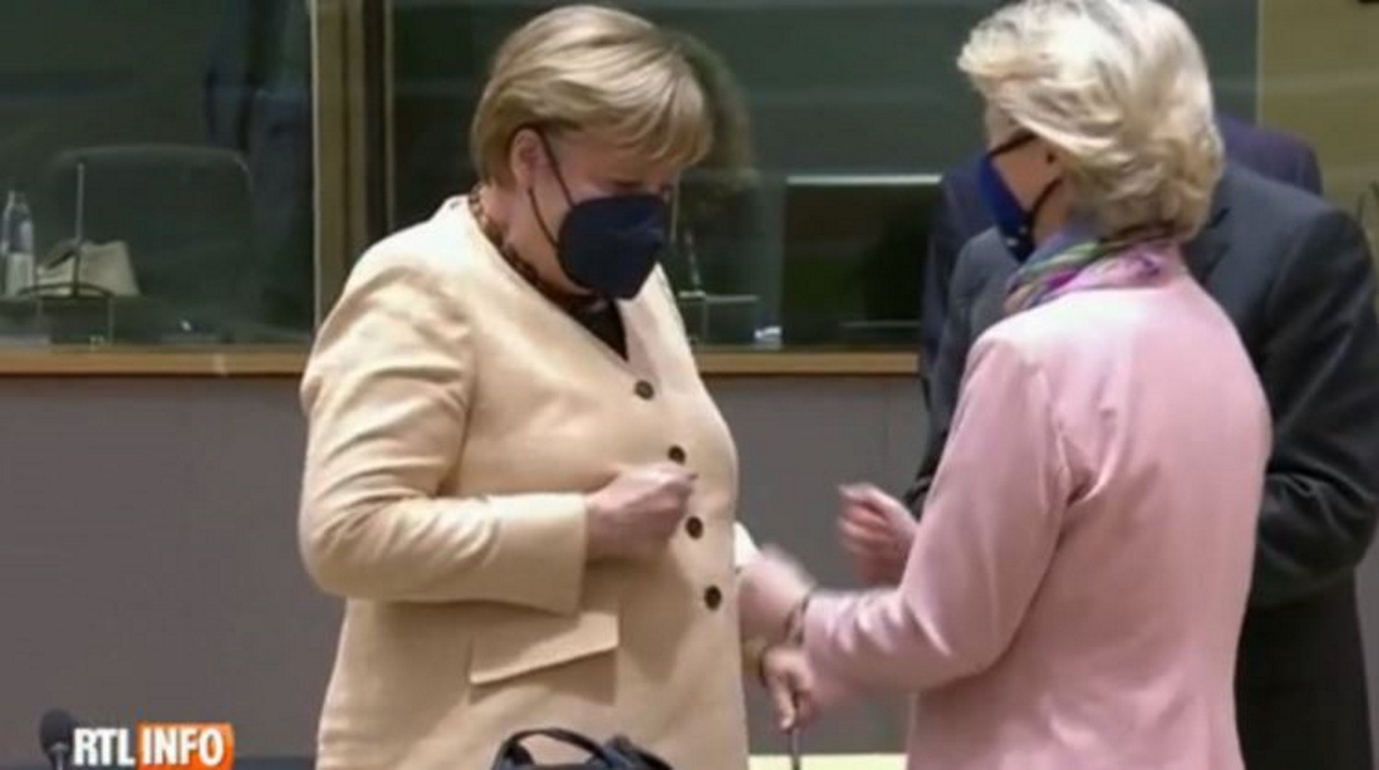 VíDEO | El momento de pánico de Angela Merkel con Von der Leyen
