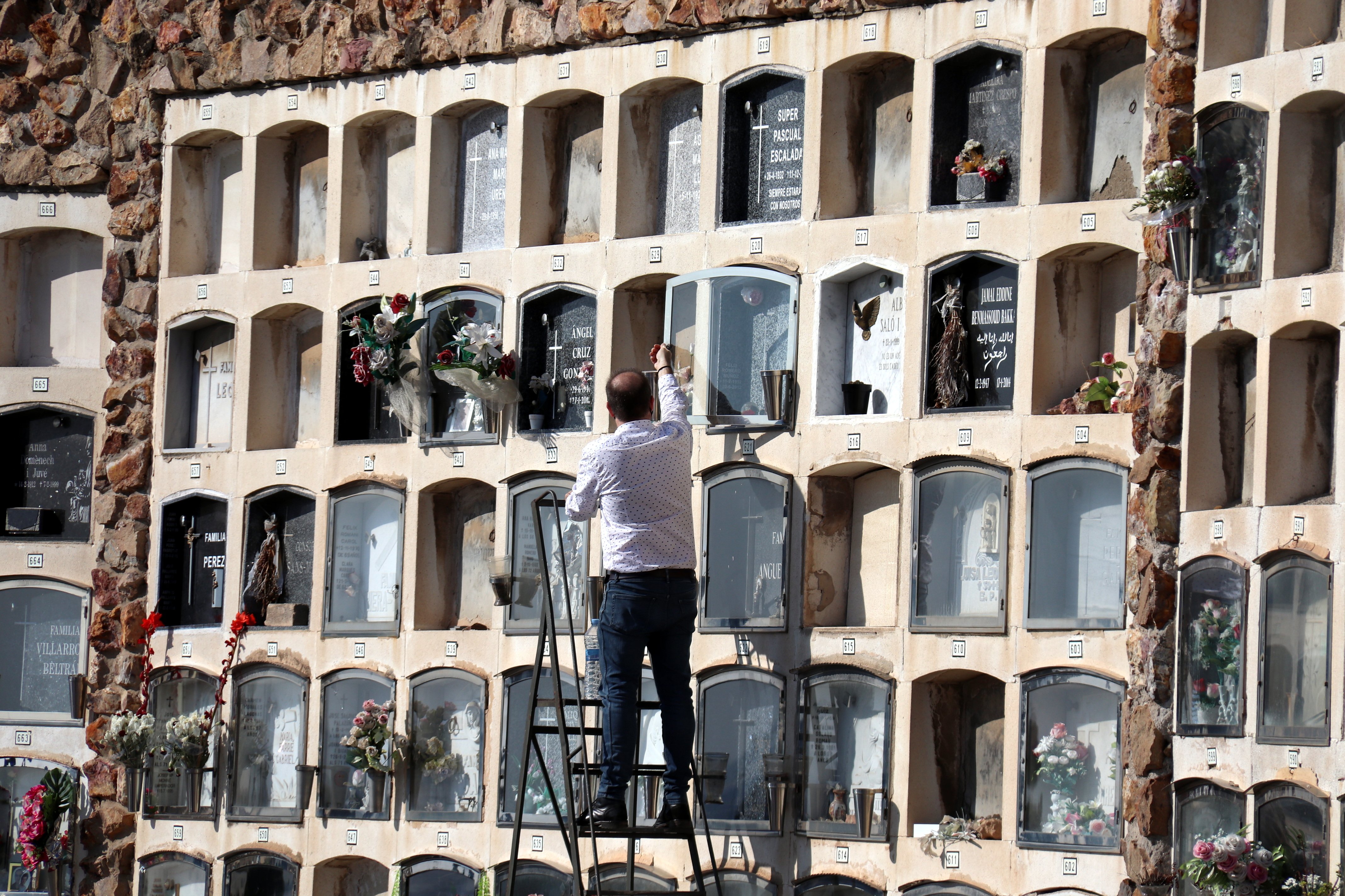 Cementiris de Barcelona amplía horarios y servicios por Todos los Santos