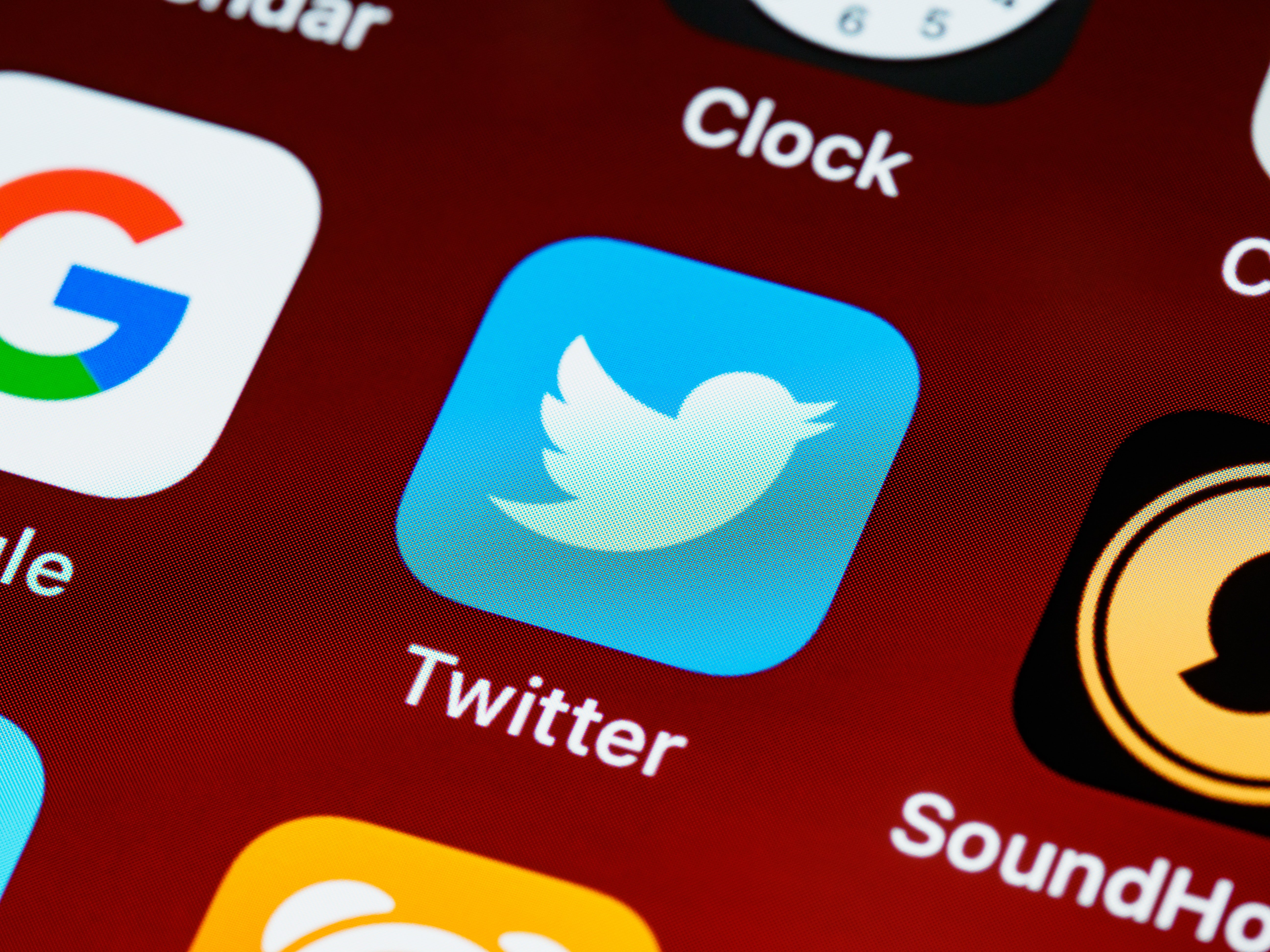 Twitter etiqueta Vox de "extrema derecha" y potencia el discurso de derechas