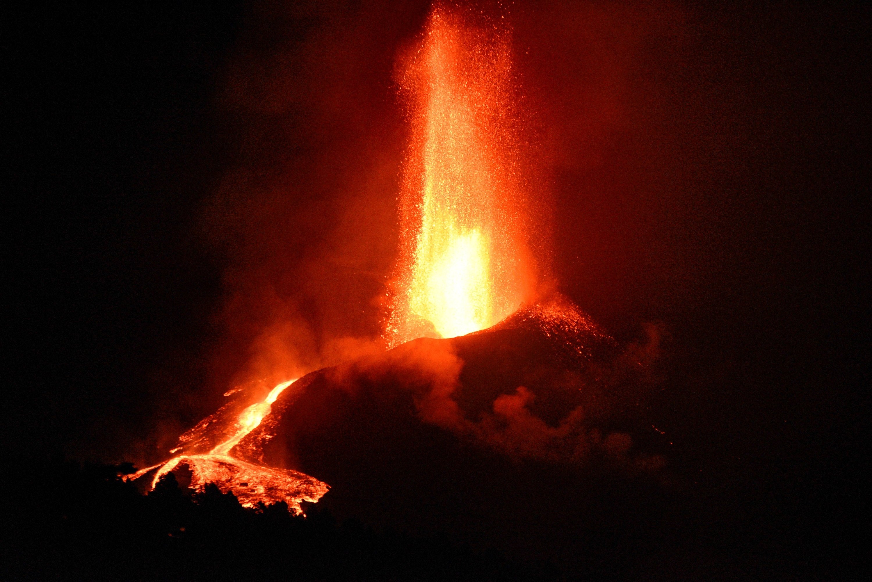 Més d'un mes d'erupció: terratrèmols, noves colades i evacuacions