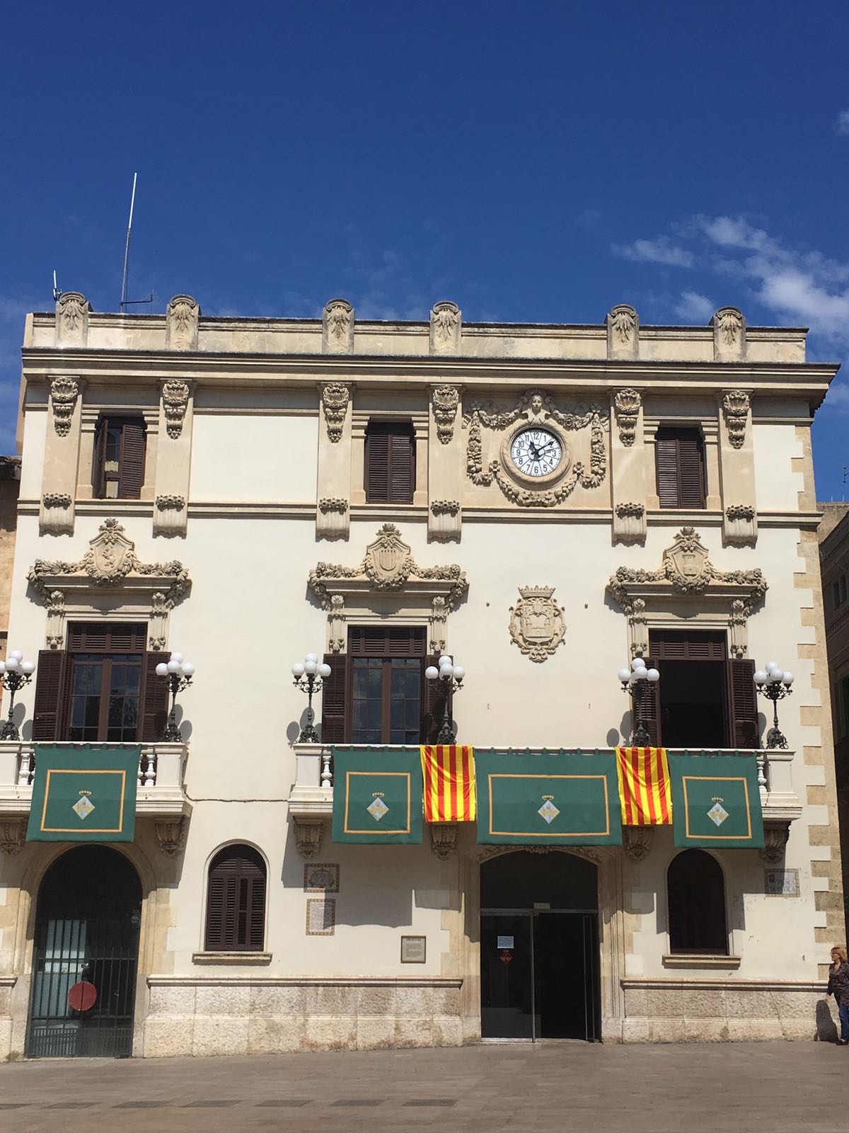 Vuelve a desaparecer la bandera española del Ayuntamiento de Vilafranca