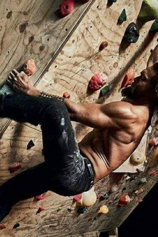 jason momoa y chris sharma en la cima de la serie hbo max