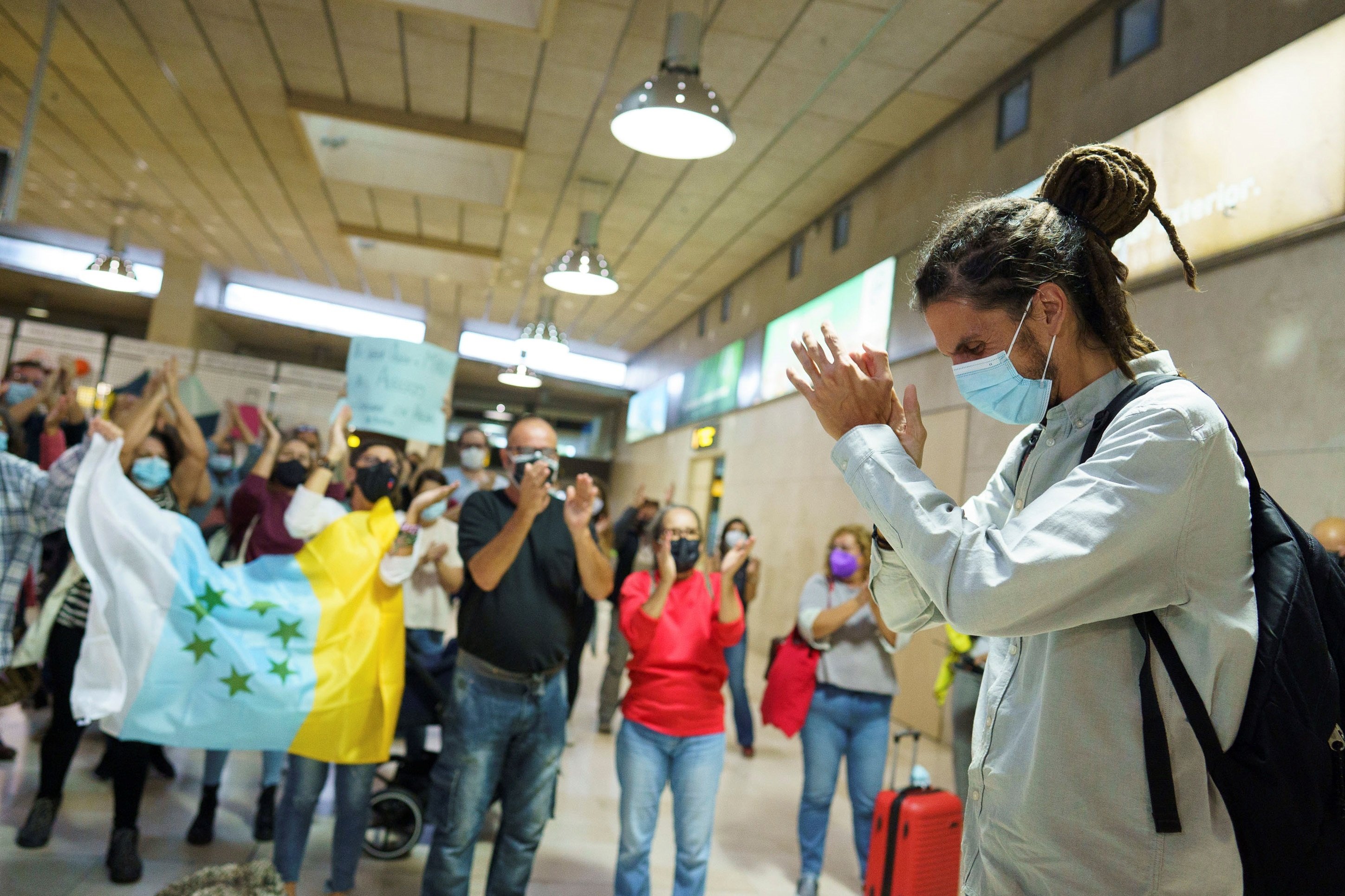 Rodríguez rompe el carnet de Podemos y acusa al PSOE de "robar" su acta