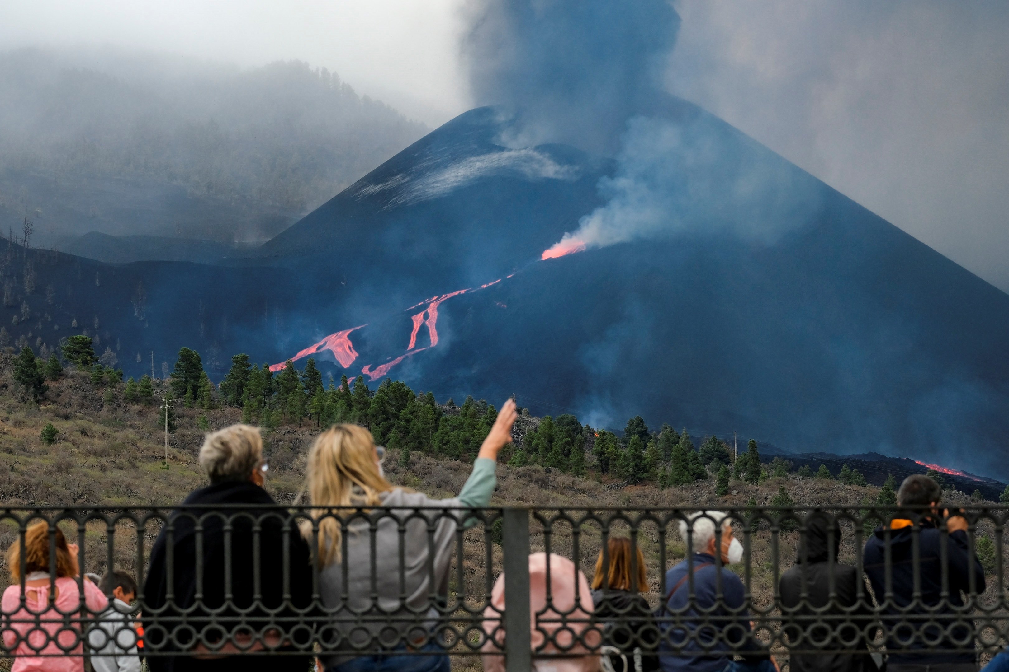 Otro derrumbe y más coladas: el volcán cumple 35 días vomitando lava